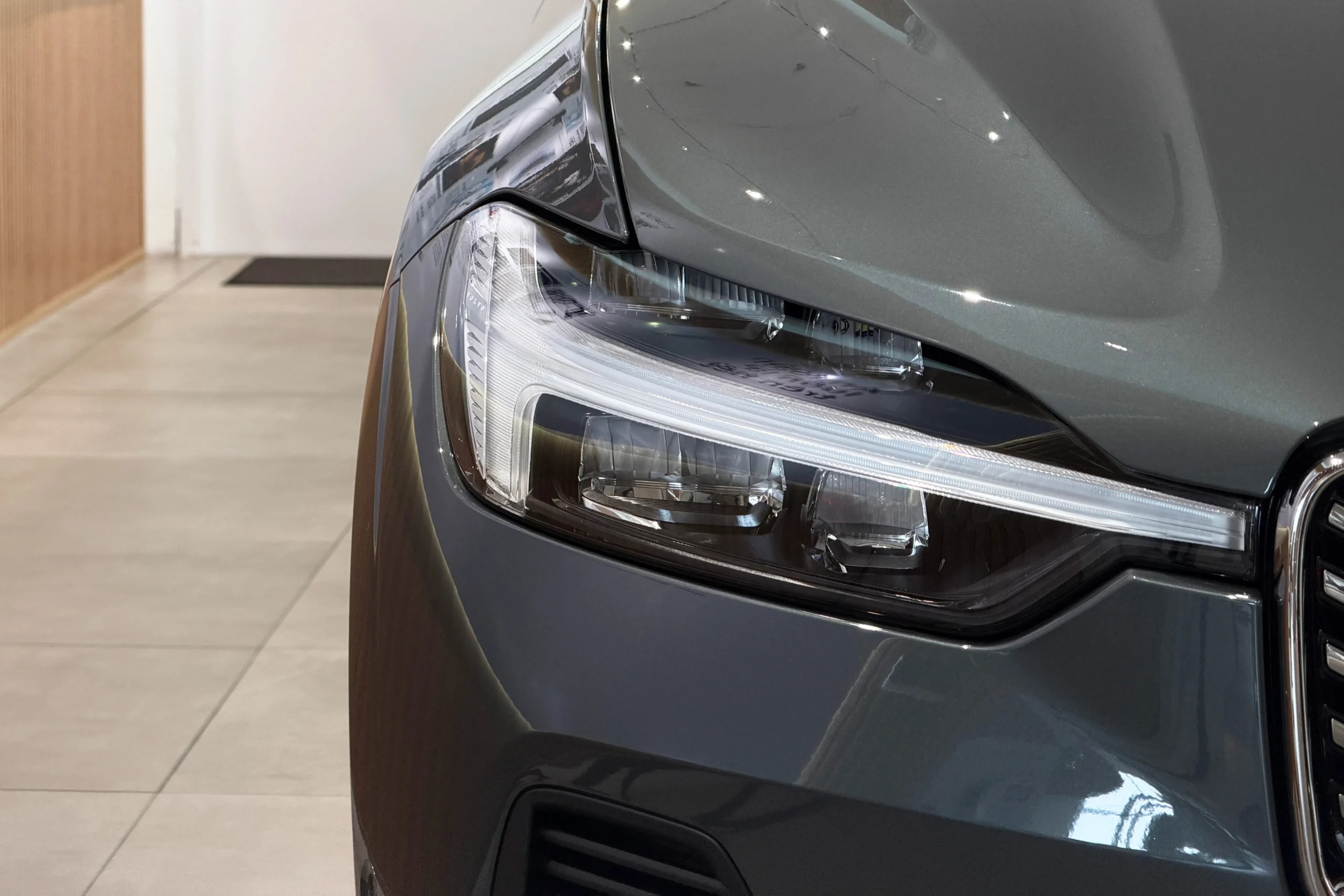 Volvo XC60, luxury SUV review, family SUV, Volvo technology, premium SUV, hybrid SUV, Vietnam car market 3