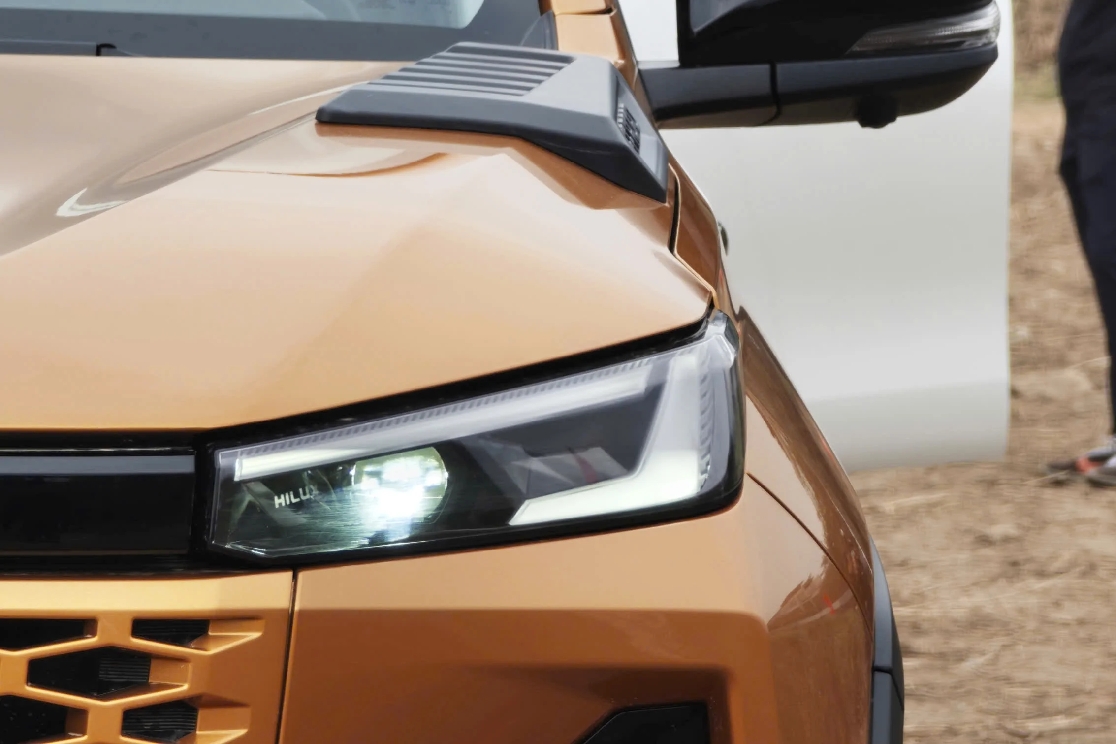 Toyota Hilux 2026, Trailhunter, 4x4 pickup, VND 903 million, off-road truck, Toyota Vietnam, pickup specs, automotive price comparison 6