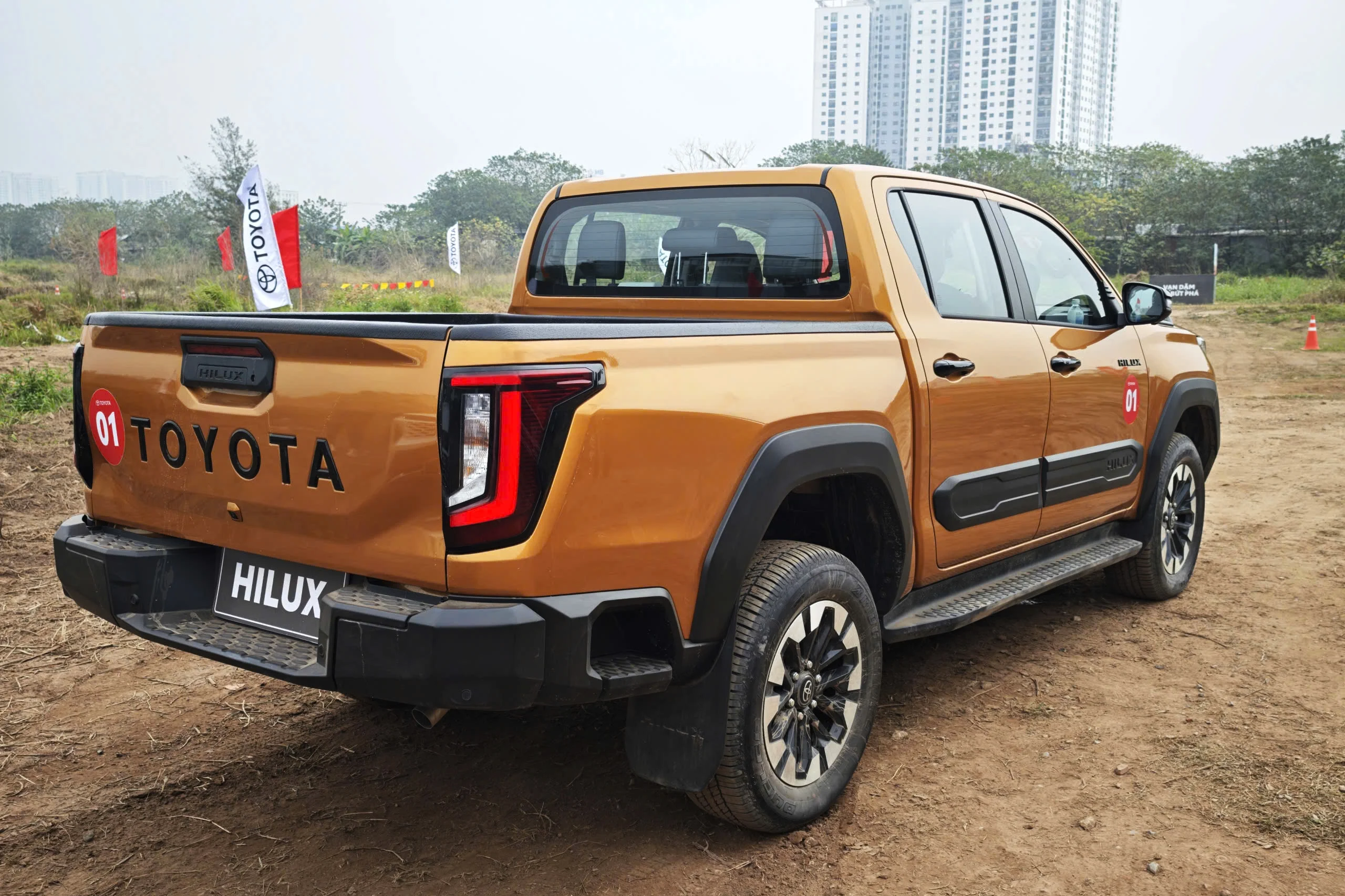 Toyota Hilux 2026, Trailhunter, 4x4 pickup, VND 903 million, off-road truck, Toyota Vietnam, pickup specs, automotive price comparison 9