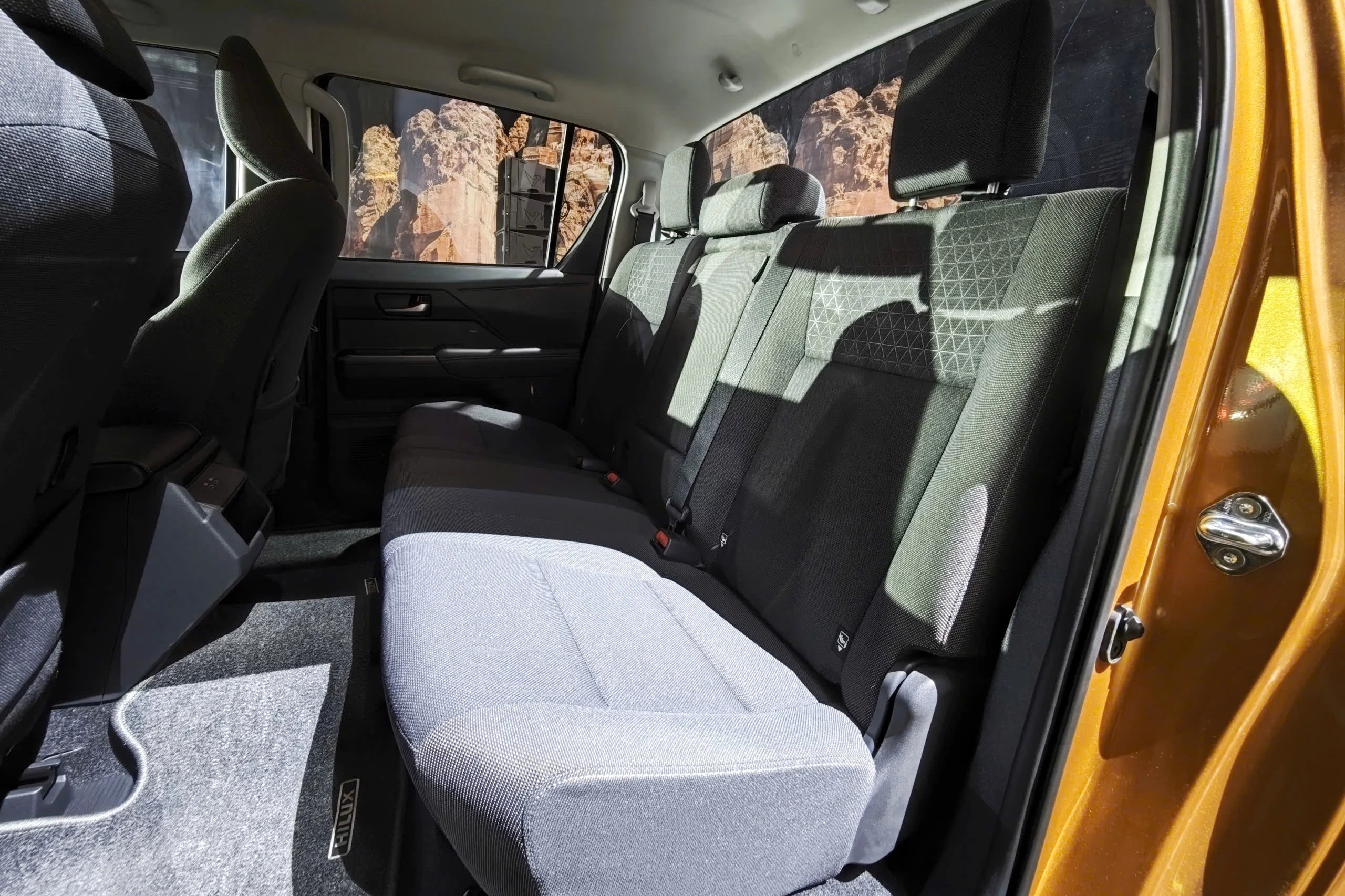 Toyota Hilux 2026, Trailhunter, 4x4 pickup, VND 903 million, off-road truck, Toyota Vietnam, pickup specs, automotive price comparison 18