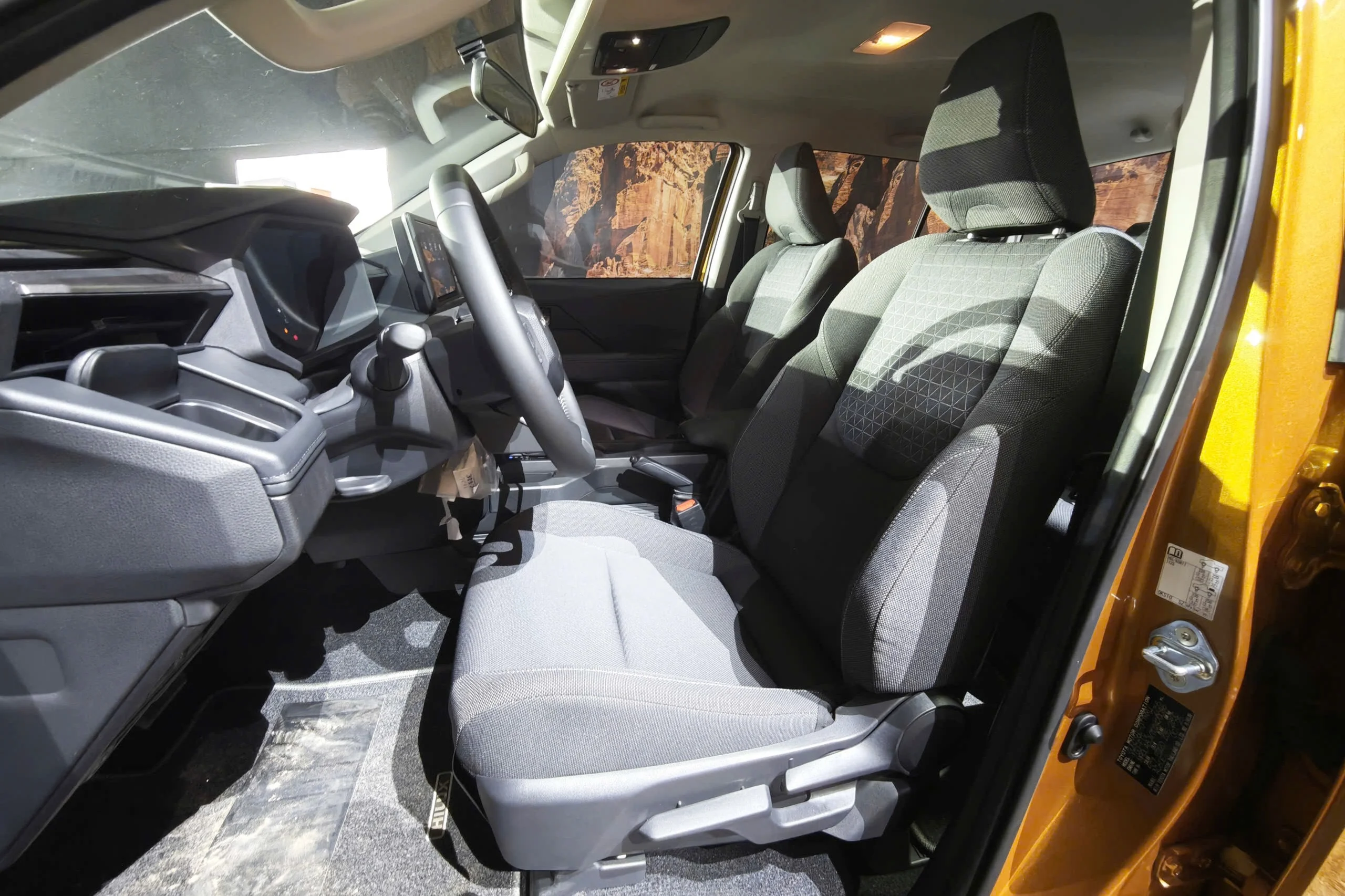 Toyota Hilux 2026, Trailhunter, 4x4 pickup, VND 903 million, off-road truck, Toyota Vietnam, pickup specs, automotive price comparison 17