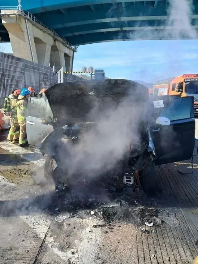 Hyundai Santa Fe fire, Santa Fe facelift, Hyundai test vehicle fire, Ulsan car incident, automotive safety investigation, Hyundai electric vehicle, car fire news 2
