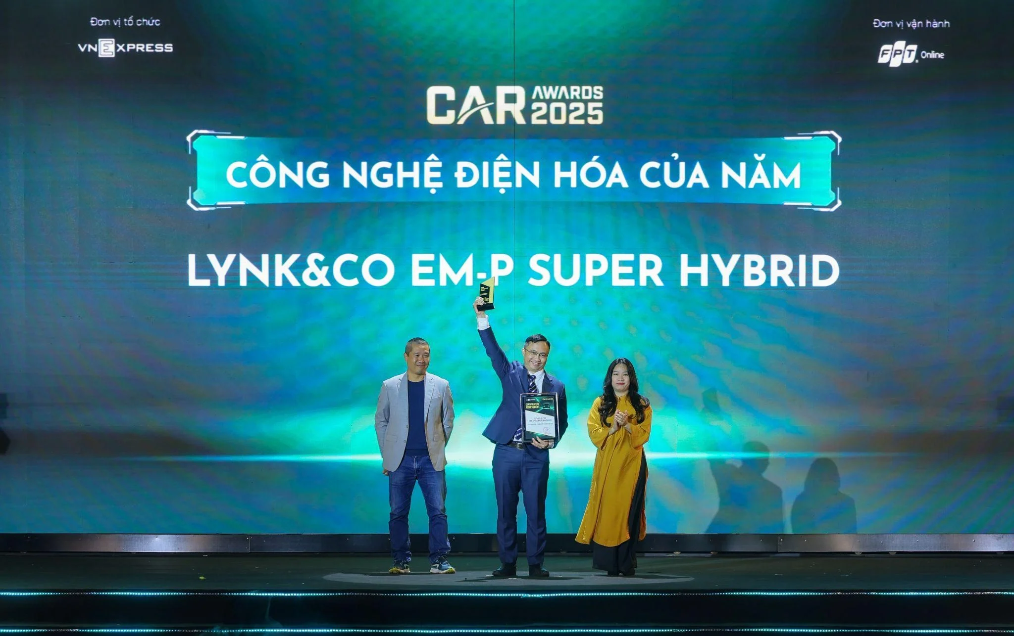 Lynk & Co, EM-P Super Hybrid, 2025 Car Awards, electric SUV, plug‑in hybrid technology, automotive awards, electric vehicle range 4