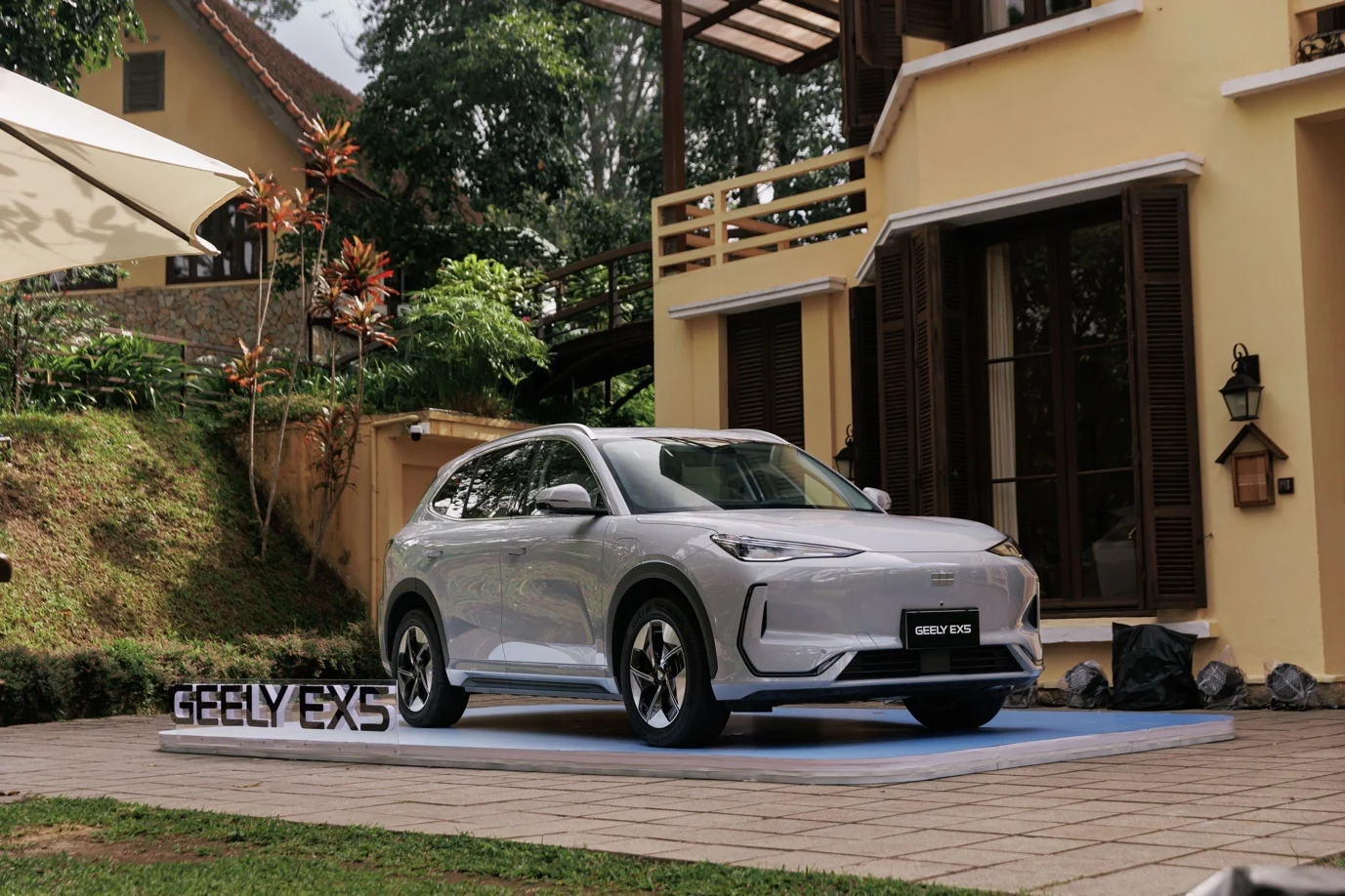 Geely EX5, electric SUV, Geely EV promotion, holiday car deals, electric vehicle incentives, Geely EX5 price, EV safety features 3