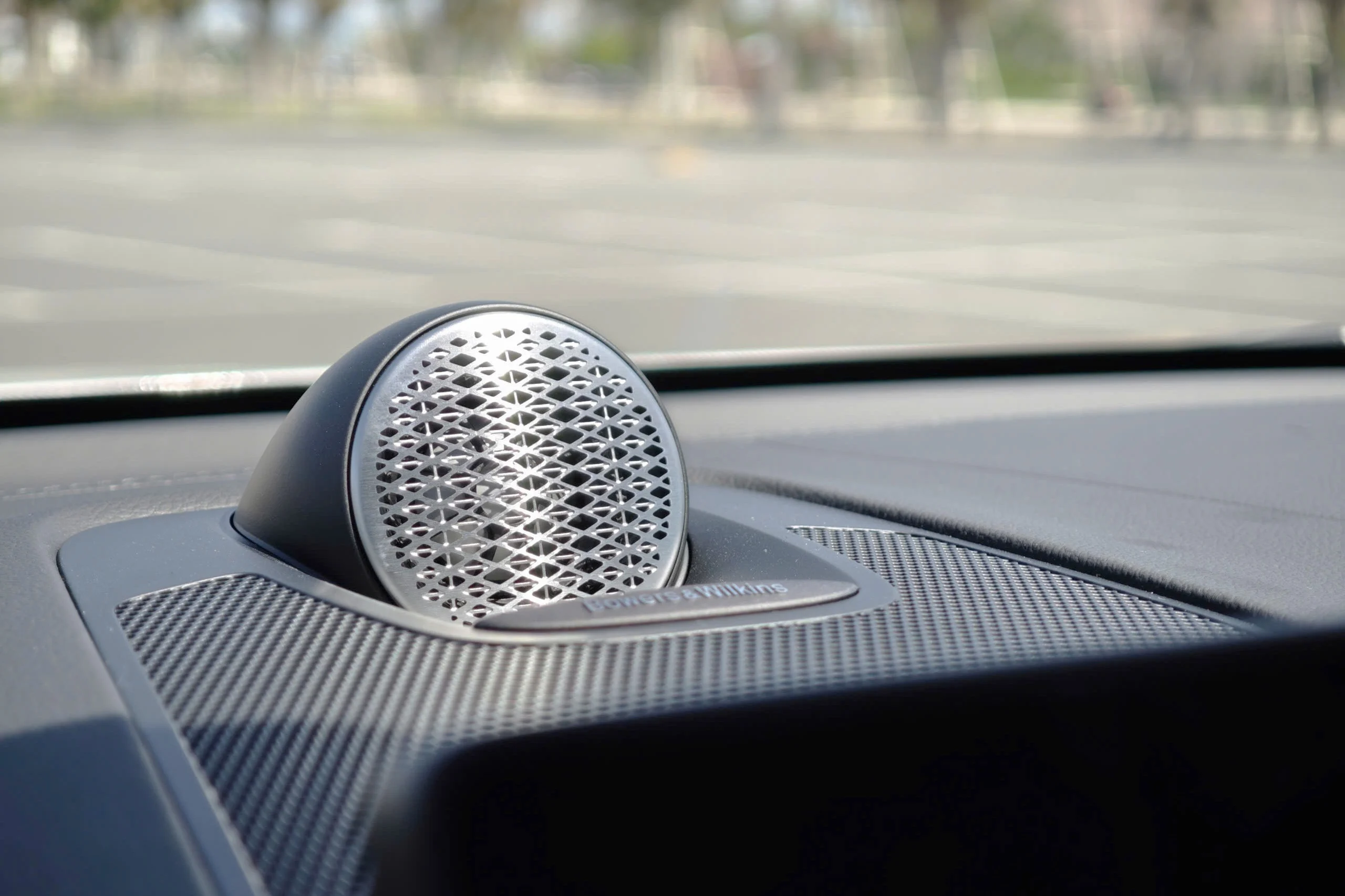 Volvo XC60, luxury SUV review, family SUV, Volvo technology, premium SUV, hybrid SUV, Vietnam car market 5