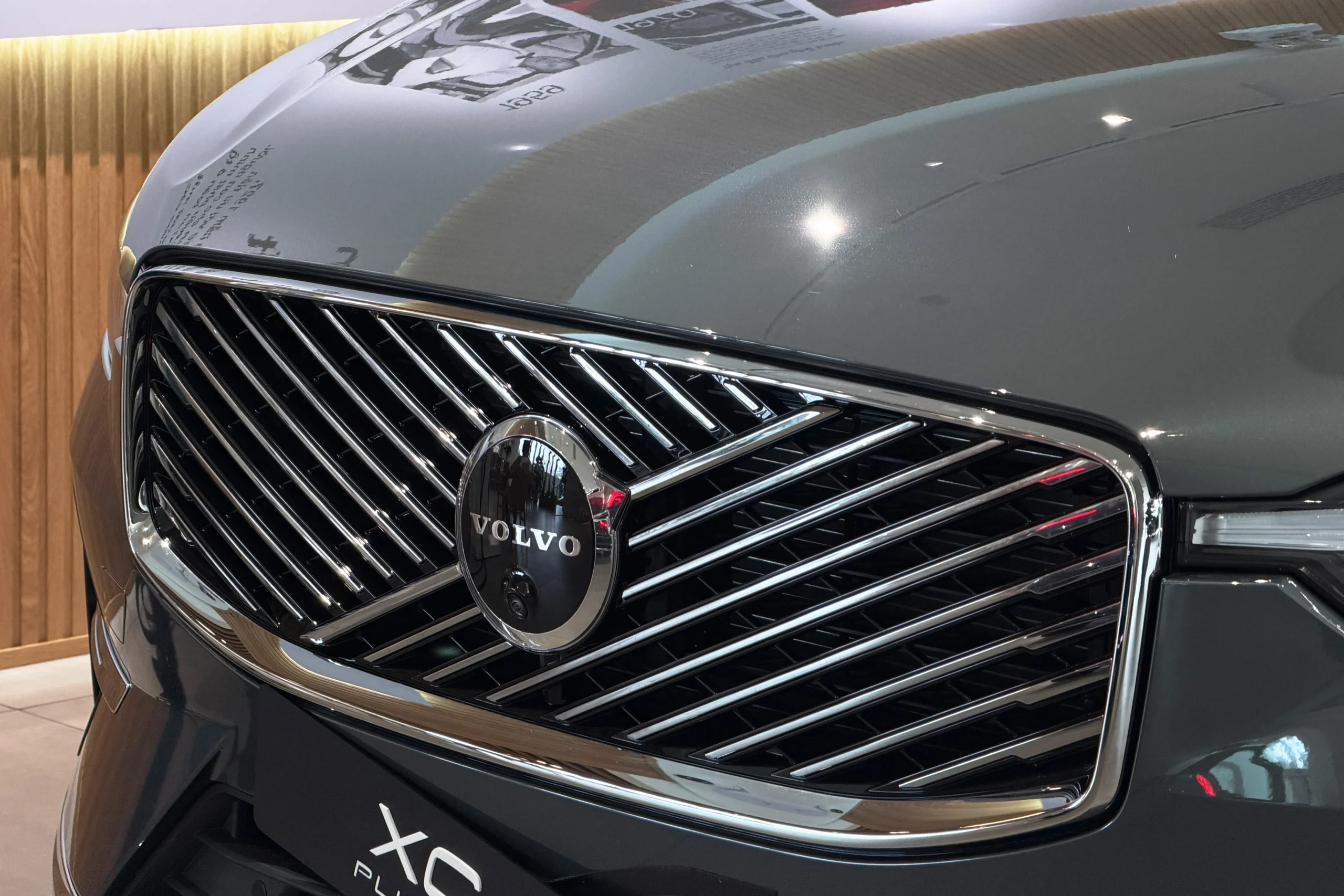 Volvo XC60, luxury SUV review, family SUV, Volvo technology, premium SUV, hybrid SUV, Vietnam car market 2