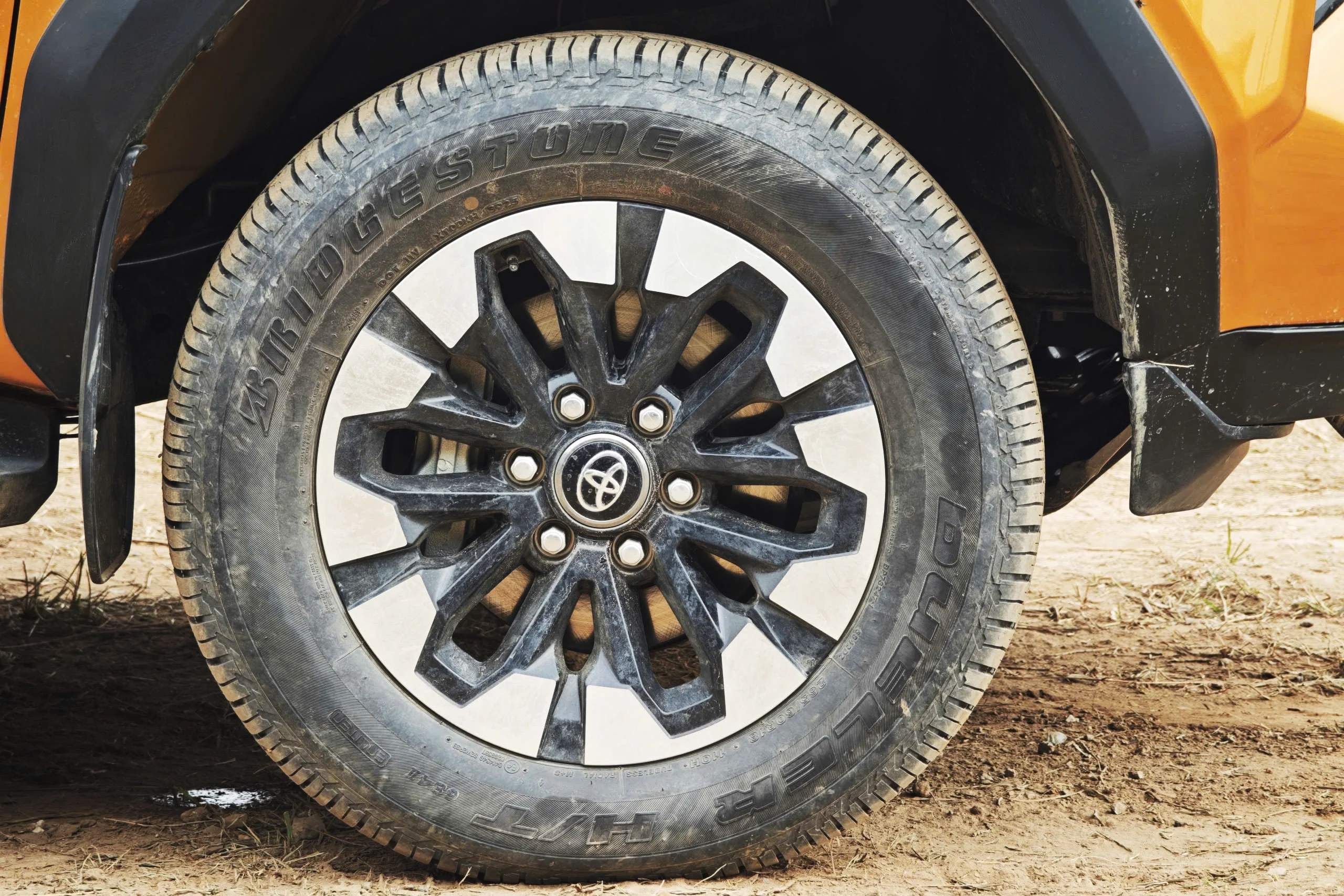 Toyota Hilux 2026, Trailhunter, 4x4 pickup, VND 903 million, off-road truck, Toyota Vietnam, pickup specs, automotive price comparison 7