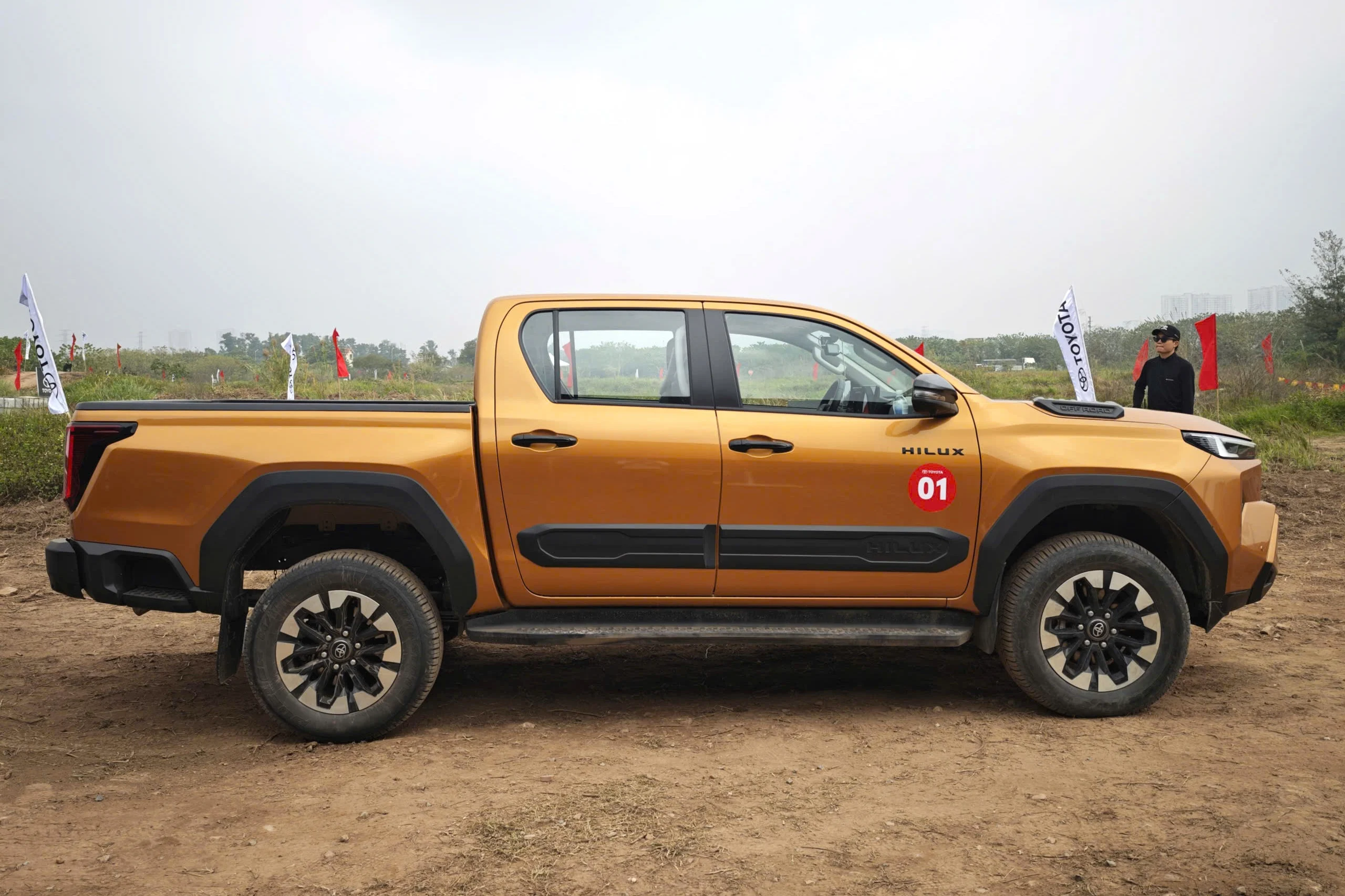 Toyota Hilux 2026, Trailhunter, 4x4 pickup, VND 903 million, off-road truck, Toyota Vietnam, pickup specs, automotive price comparison 3