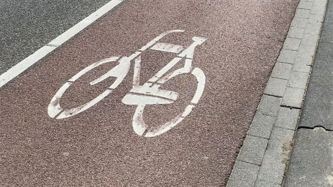 safe bike lanes, bike lane design, protected bike lanes, cycling infrastructure, urban bike lanes, bike lane standards, cycling safety, bike lane materials 3