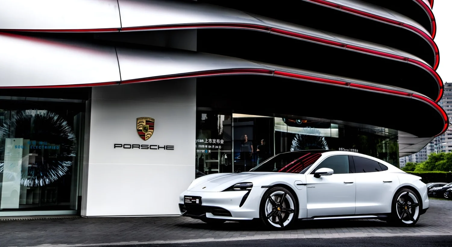 Porsche, China dealership closure, car deposit loss, luxury automotive, customer protection, automotive scandal, Chinese car market 2