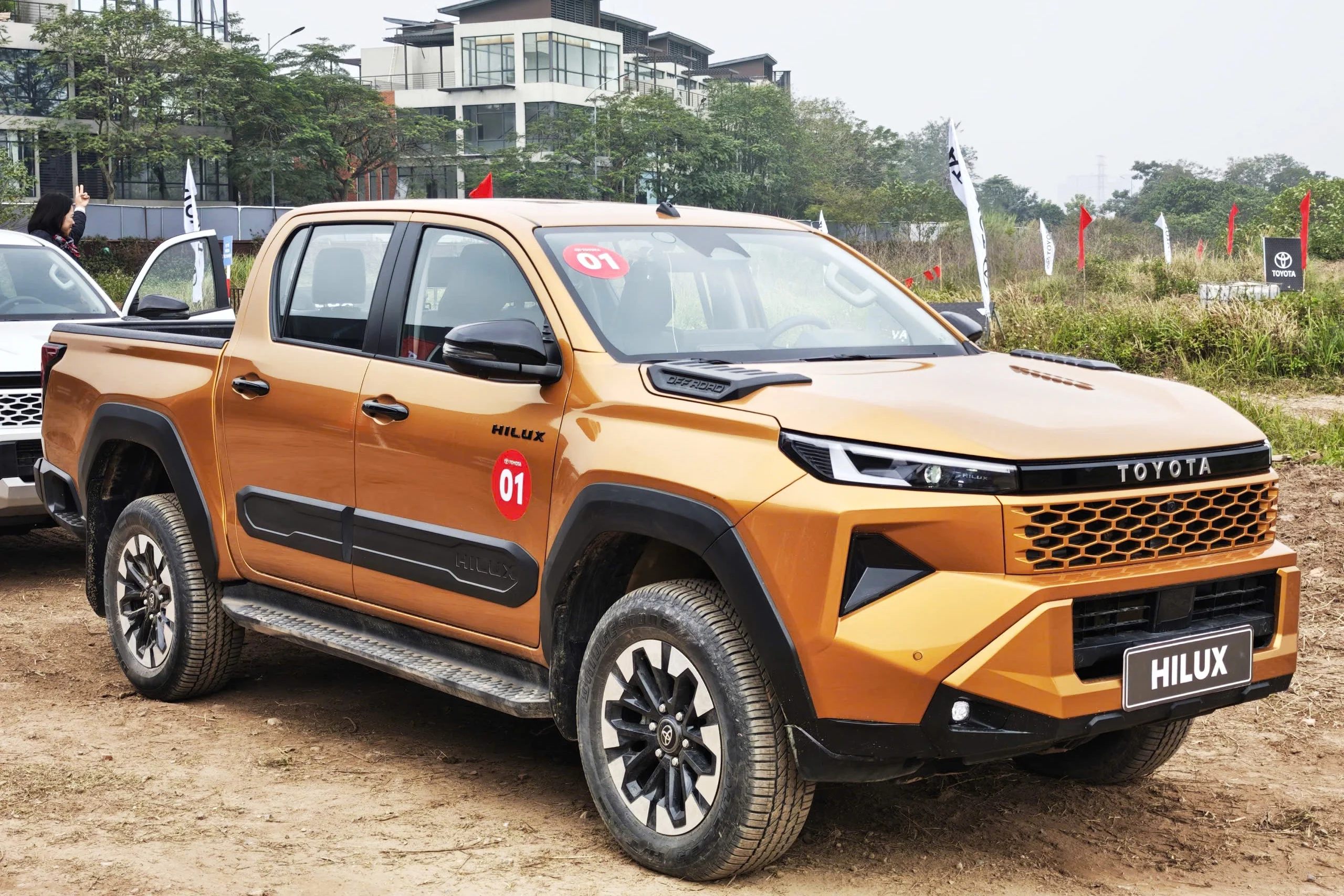 Toyota Hilux 2026, Trailhunter, 4x4 pickup, VND 903 million, off-road truck, Toyota Vietnam, pickup specs, automotive price comparison 2