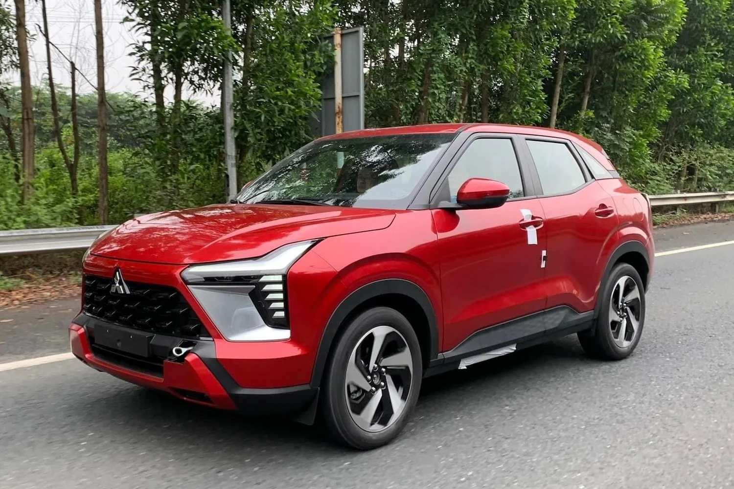 Mitsubishi Xforce, Toyota Yaris Cross, B‑SUV sales Vietnam, 2025 auto market, car rebates Vietnam, SUV market competition, Vietnamese automotive news 3