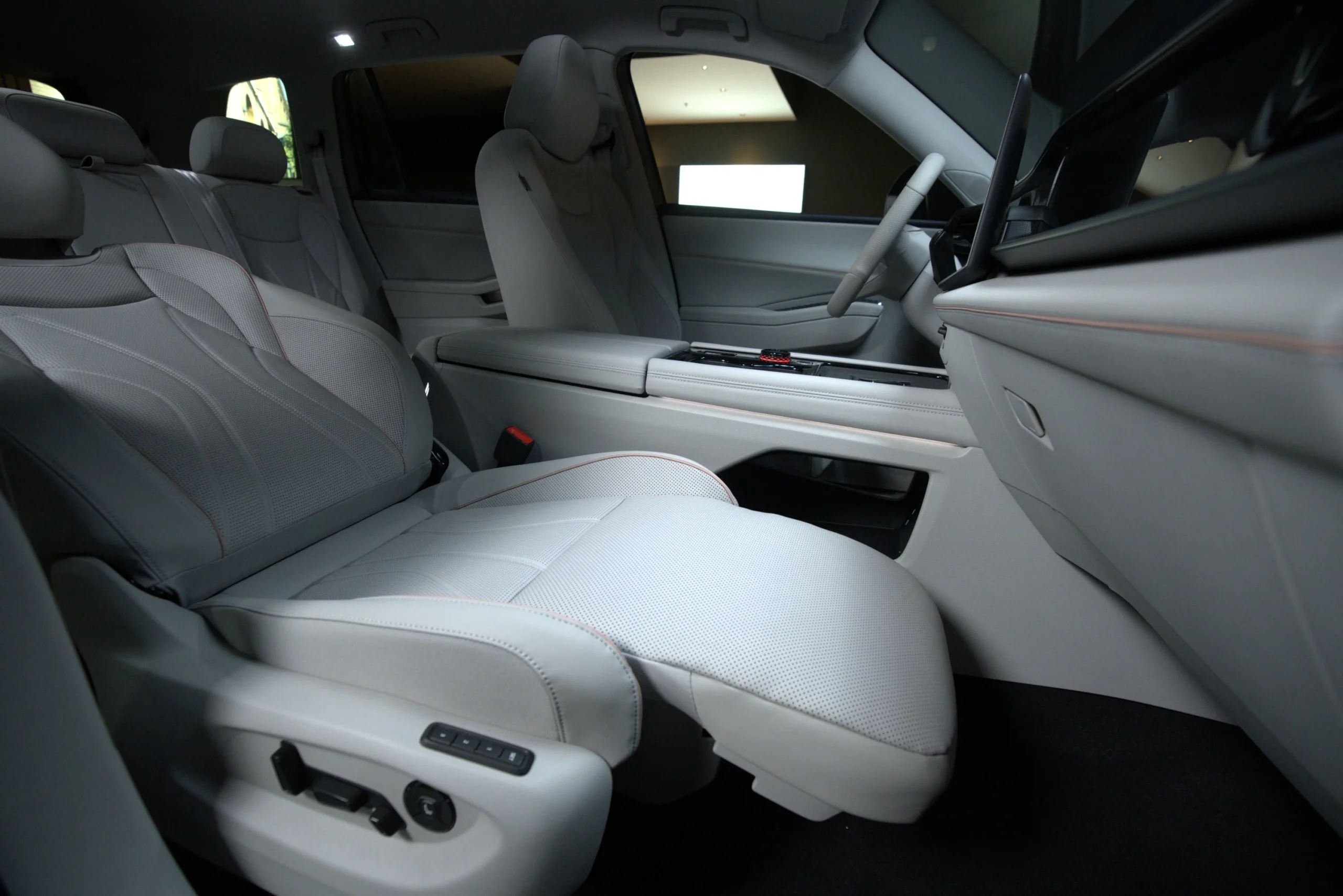 Volkswagen Teramont Pro, luxury SUV Vietnam, 7-seat SUV, premium Volkswagen SUV, Volkswagen 2024 models, VND 2.8 trillion, automotive news Vietnam 4