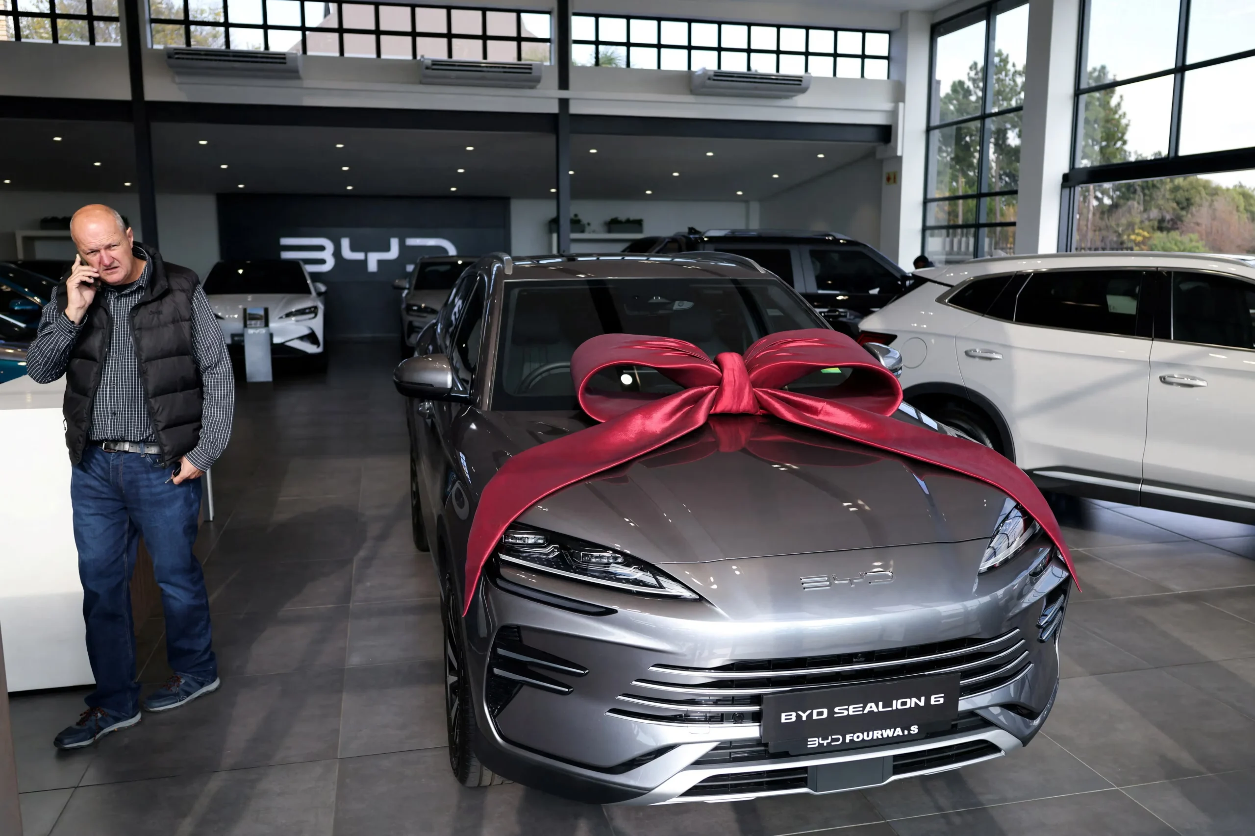 BYD sales decline, BYD electric vehicles, Chinese EV market, global EV competition, BYD export targets, EV sales 2026 4