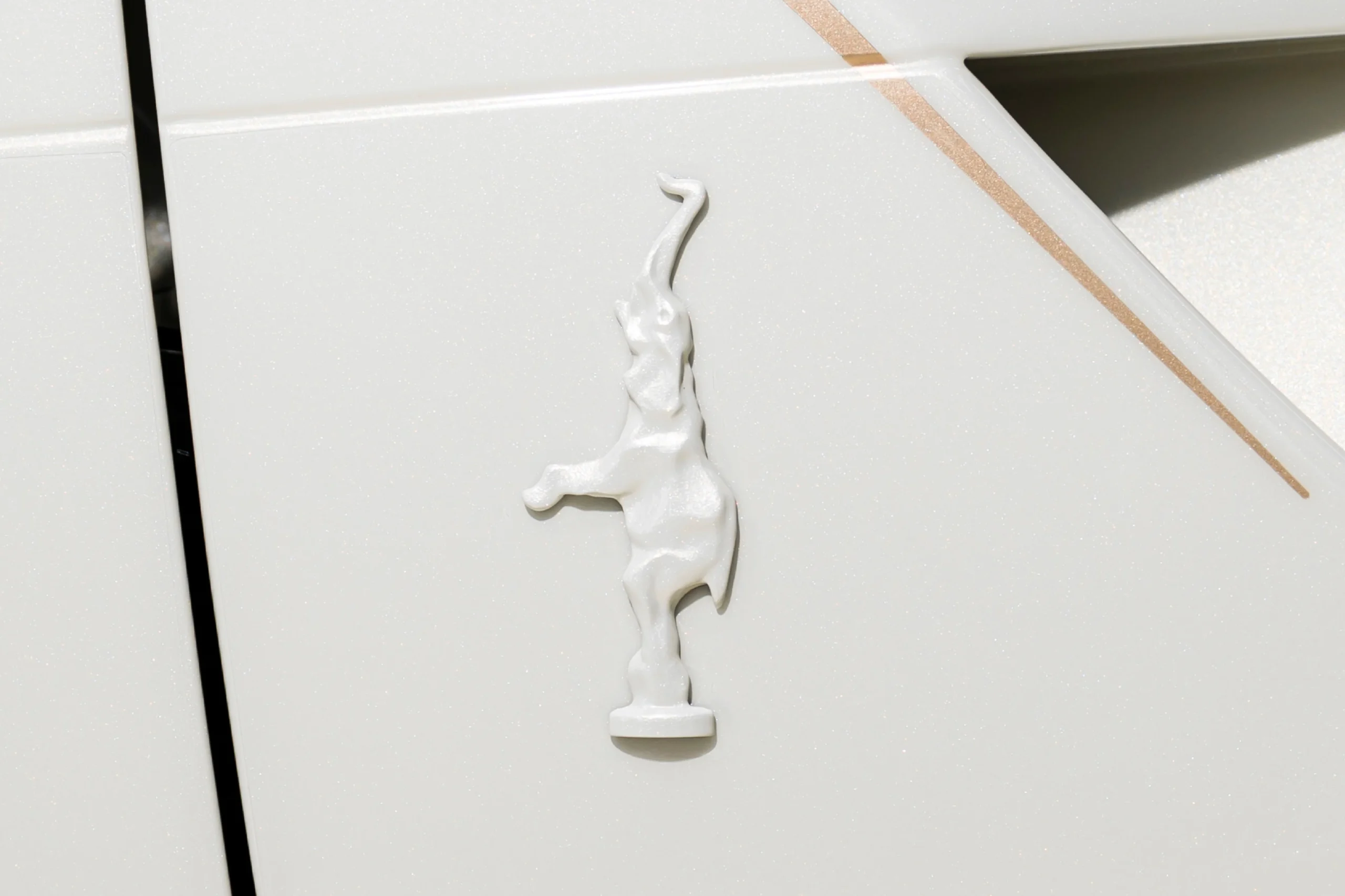 Bugatti W16 Mistral, La Perle Rare, limited edition supercar, luxury hypercar, Canadian collector car, Vagues de Lumière paint, 1600 hp, exclusive Bugatti 6