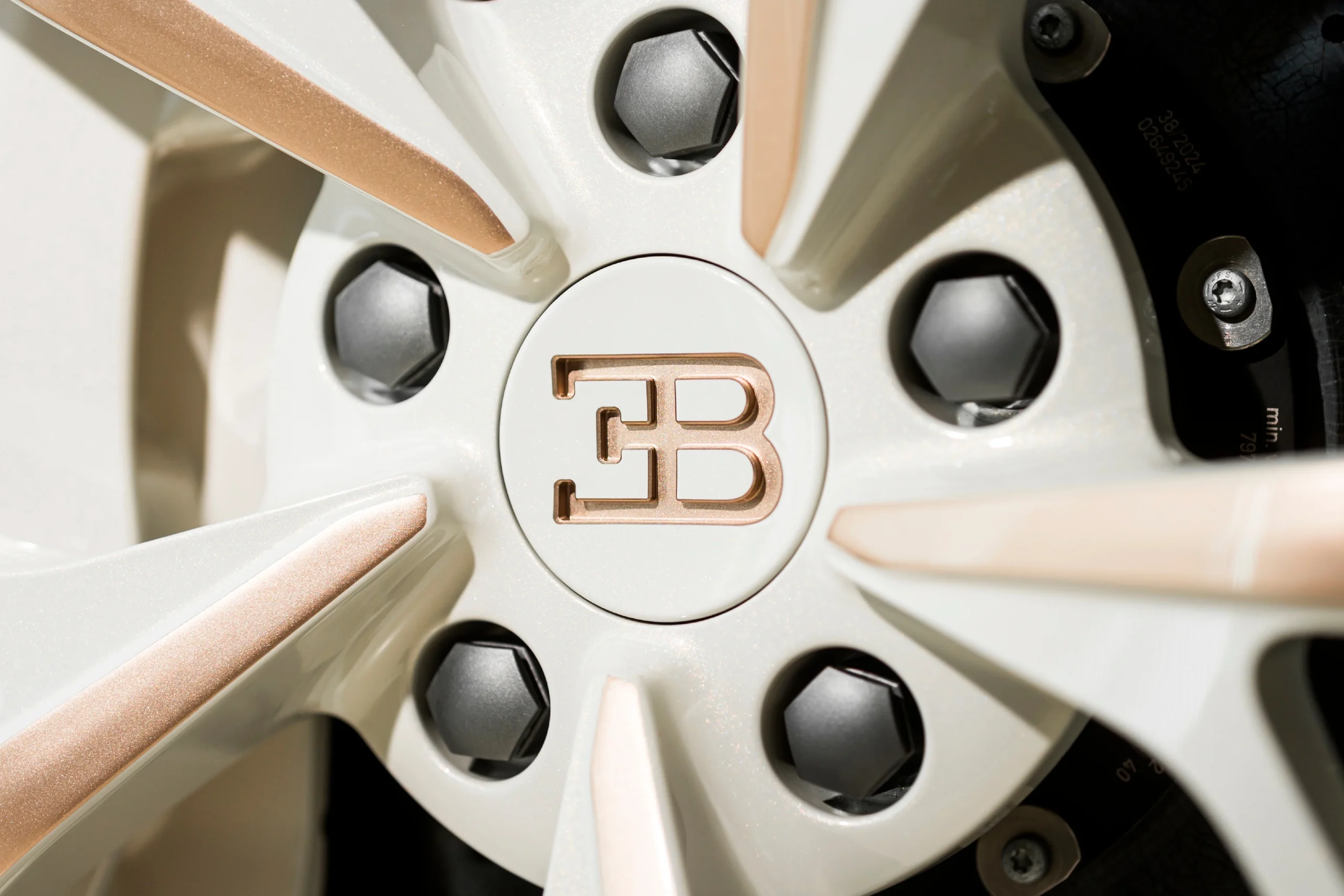 Bugatti W16 Mistral, La Perle Rare, Vagues de Lumière paint, Canadian collector supercar, hypercar limited edition, Bugatti record speed 5