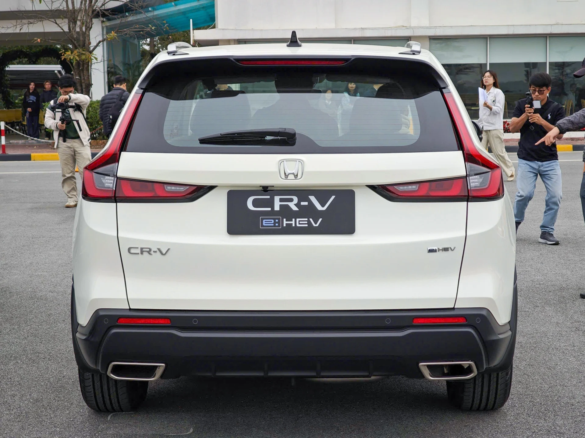 Honda CR-V hybrid, Vietnam car prices, Honda SUV Vietnam, hybrid SUV price, CR-V e:HEV, local assembly Honda, automotive market Vietnam 3
