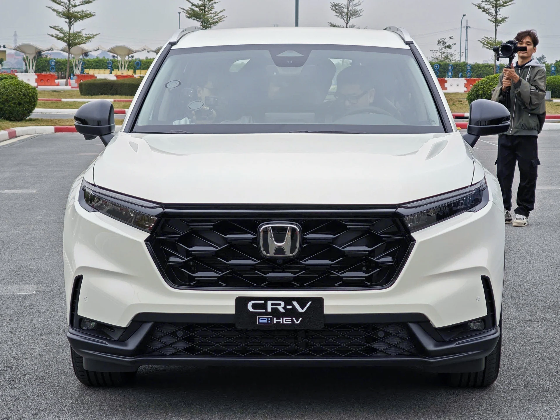 Honda CR-V hybrid, Vietnam car prices, Honda SUV Vietnam, hybrid SUV price, CR-V e:HEV, local assembly Honda, automotive market Vietnam 2