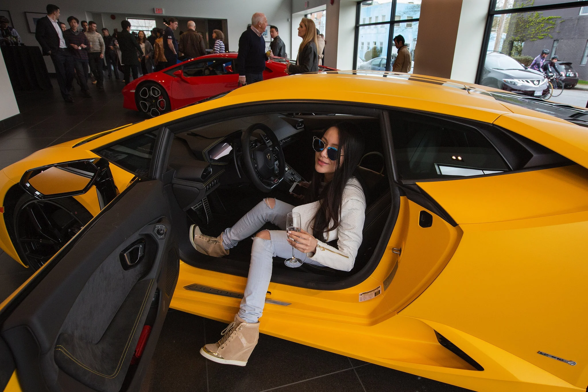 Lamborghini, electric supercar, Lanzador, plug-in hybrid, luxury EV, supercar market, hybrid strategy, ultra-wealthy buyers 5