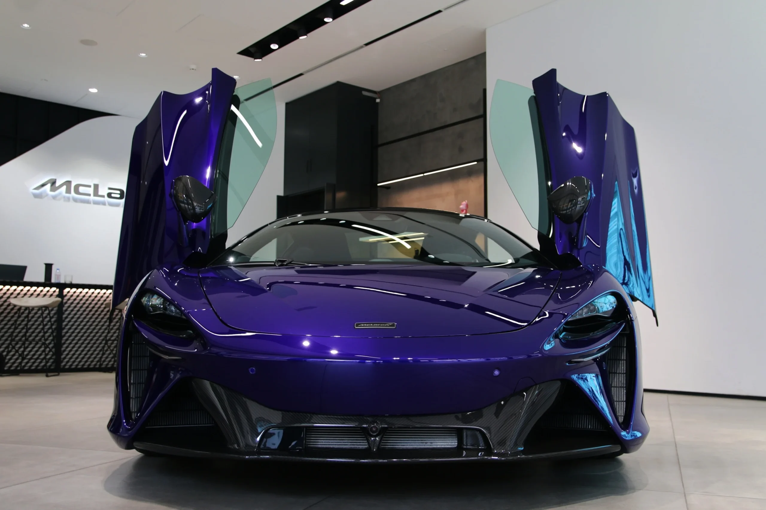 McLaren Artura, price reduction Vietnam, hybrid tax incentive, luxury hypercar, Vietnam supercar market, Artura specs, hybrid sports car 2