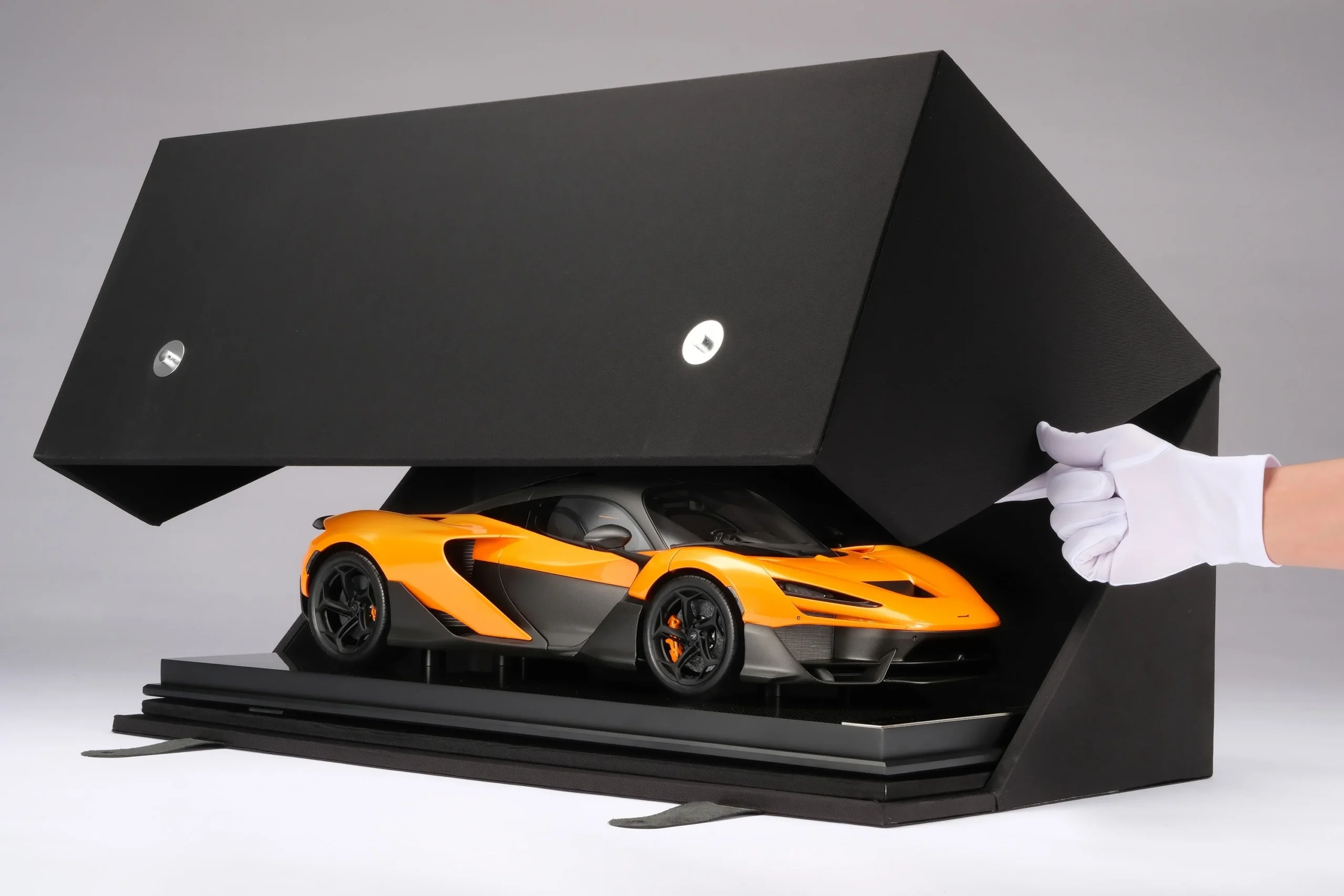 McLaren W1 model, 1:8 scale supercar, Amalgam Collection, limited edition diecast, luxury car replica, hypercar miniature, bespoke model 2