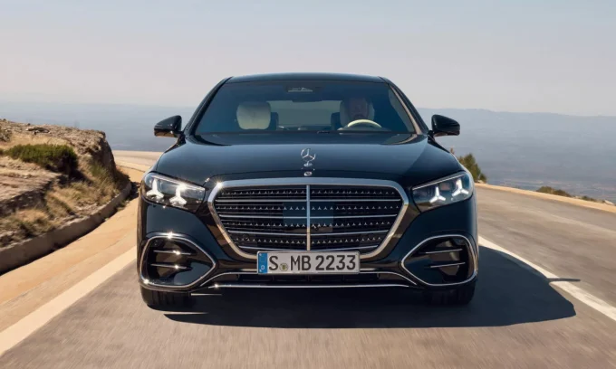 Mercedes S-Class headlights, LED headlights, 2027 Mercedes, digital headlight technology, automotive lighting, advanced LED system, Mercedes-Benz S-Class, vehicle safety lighting 3