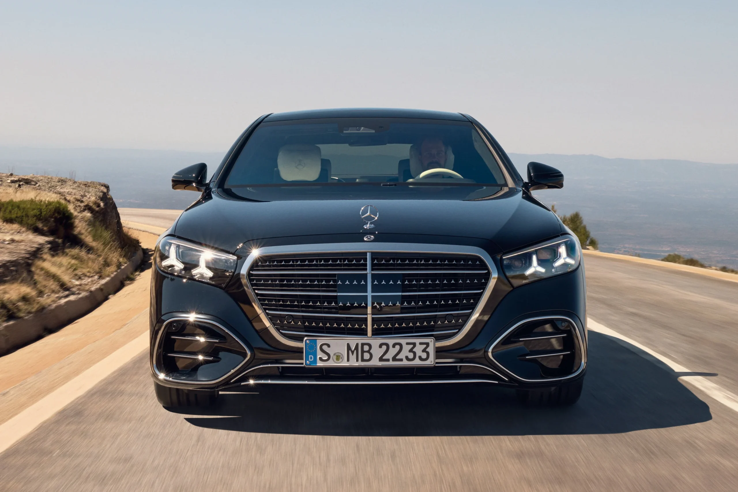 Mercedes-Benz S-Class, 2025 facelift, luxury sedan, Digital Light, MBUX Superscreen, hybrid powertrain, Vision Iconic, German luxury cars 13