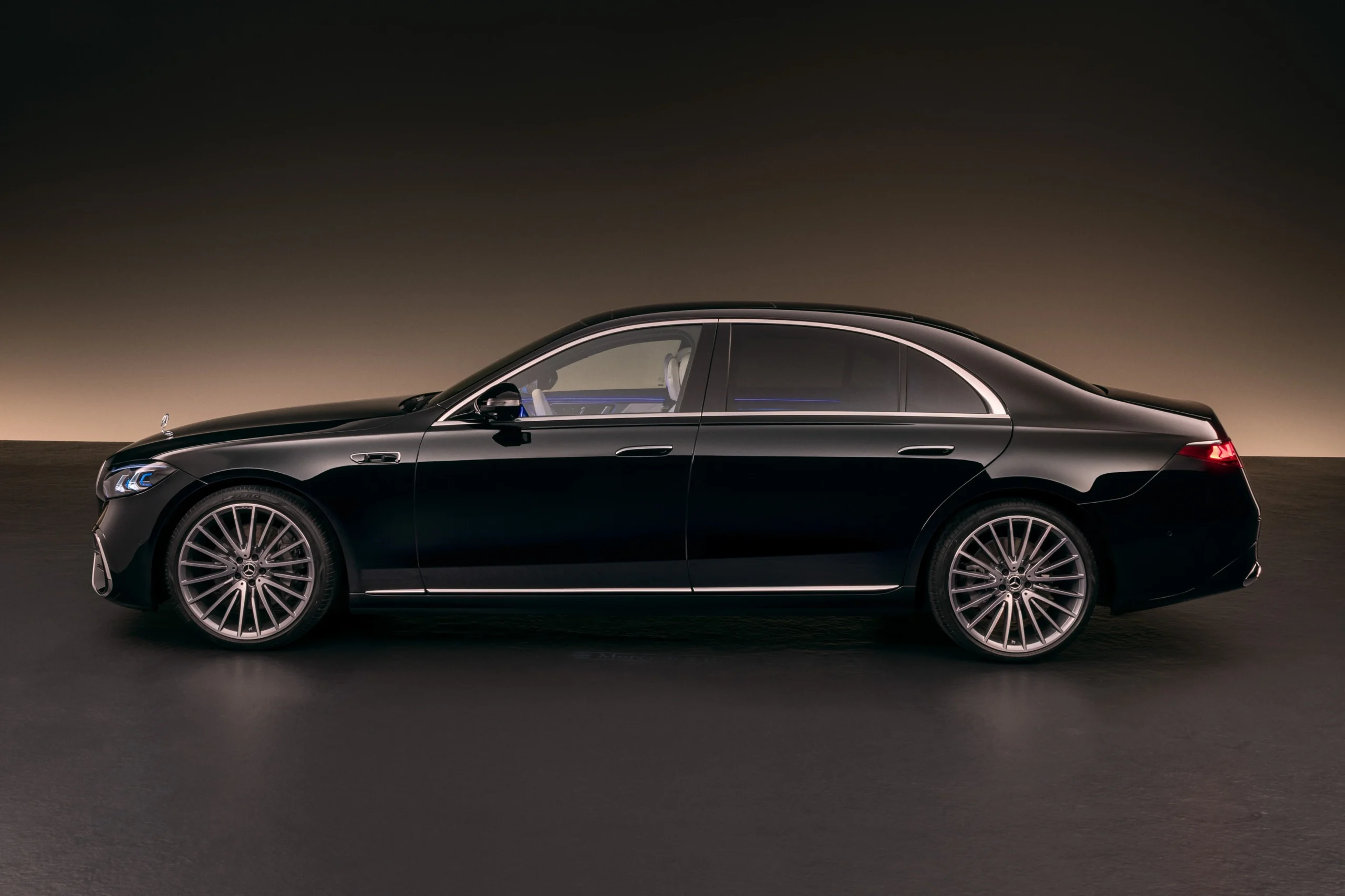 Mercedes-Benz S-Class facelift, luxury sedan, Digital Light headlights, MBUX Superscreen, Mercedes hybrid, automotive technology, premium car 7