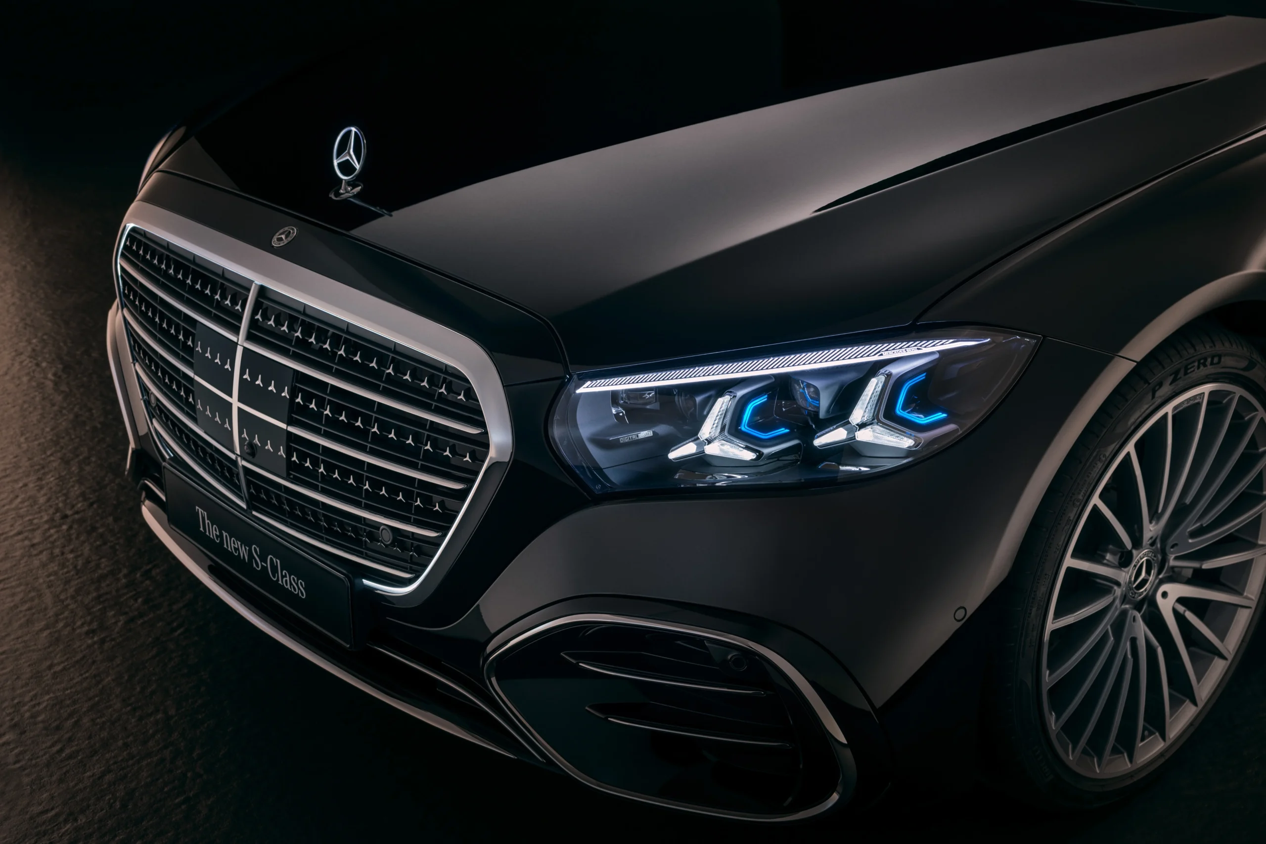 Mercedes-Benz S-Class, 2025 facelift, luxury sedan, Digital Light, MBUX Superscreen, hybrid powertrain, German luxury car 5