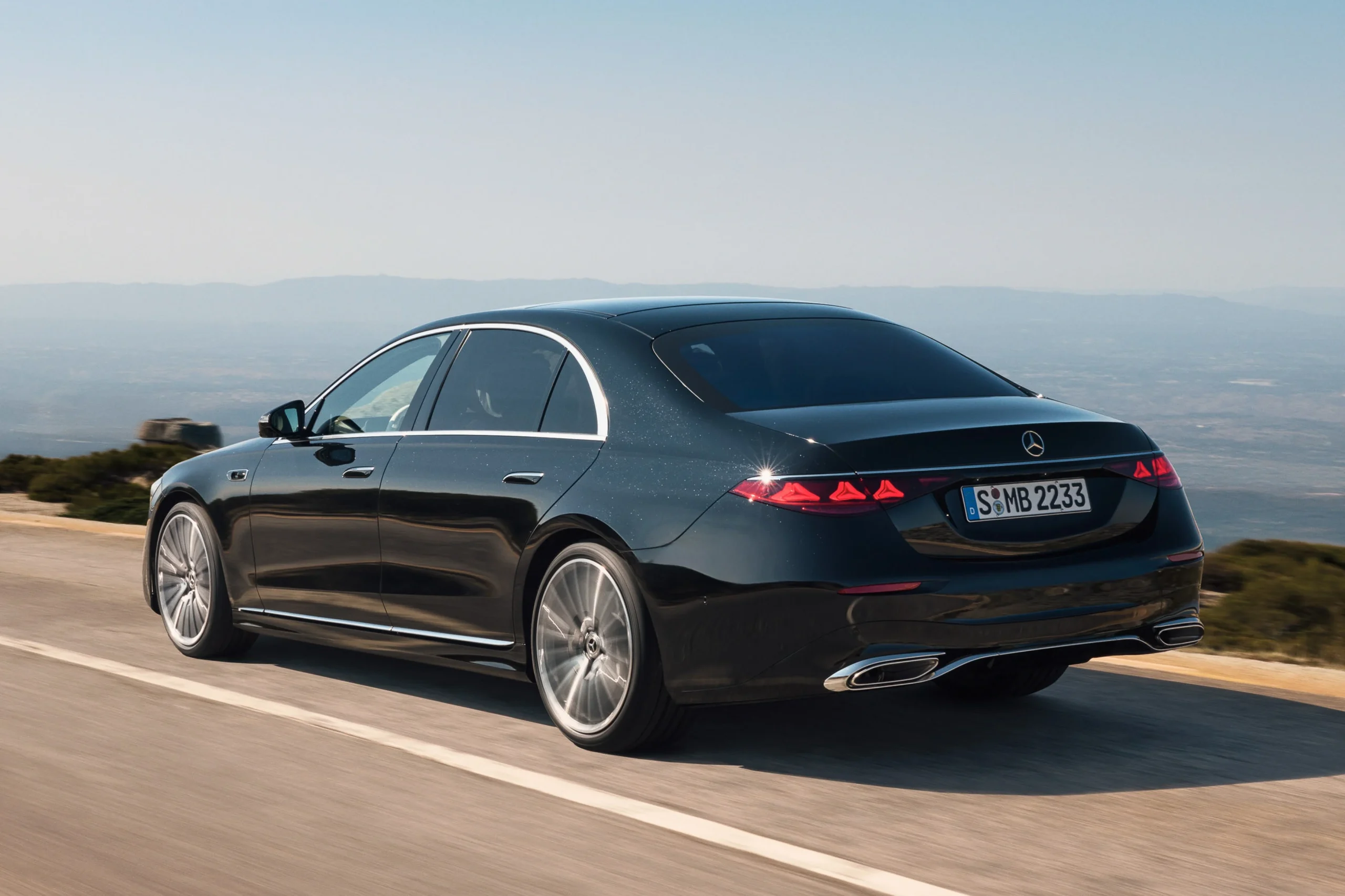 Mercedes-Benz S-Class facelift, luxury sedan, Digital Light headlights, MBUX Superscreen, Mercedes hybrid, automotive technology, premium car 15