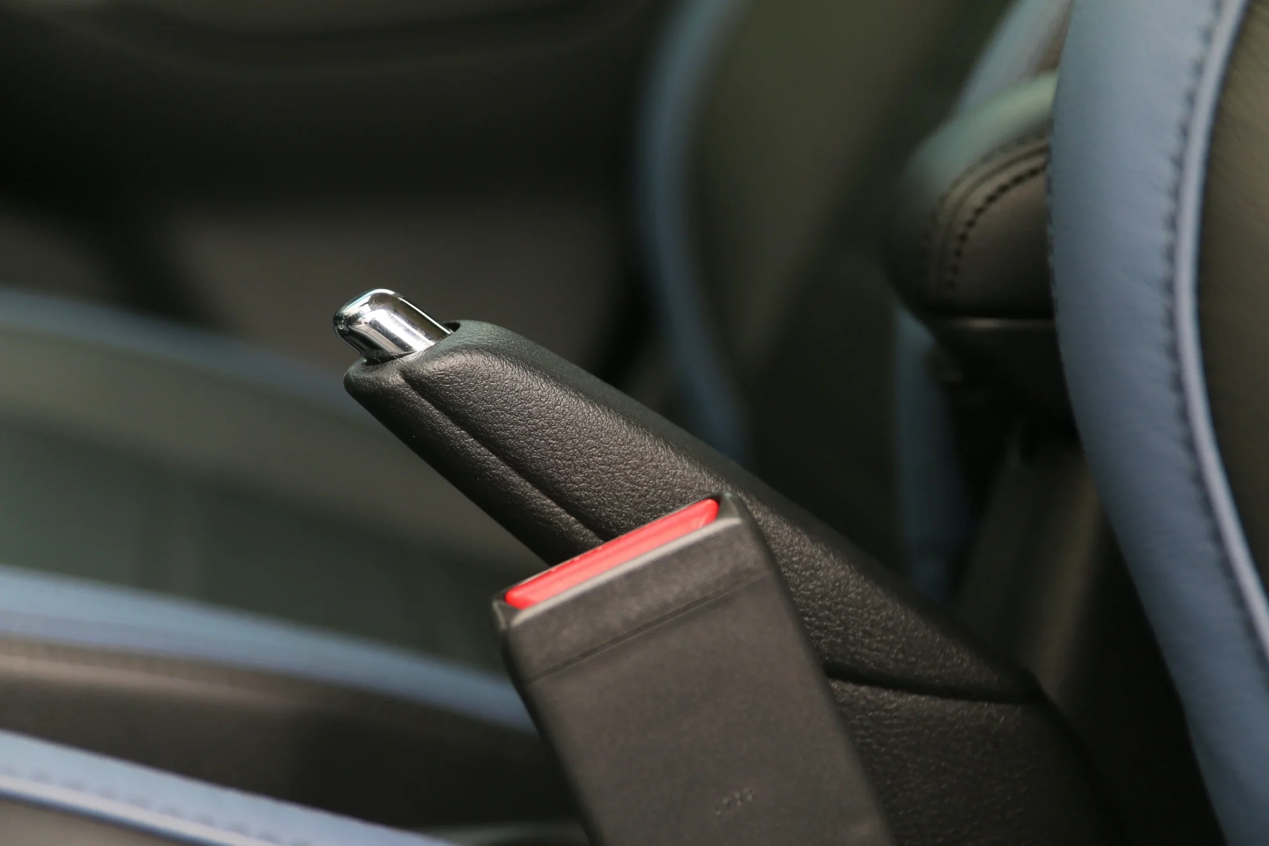 car anti-theft, manual handbrake, manual transmission security, steering lock, vintage car security, vehicle theft prevention, Vietnam car market 3