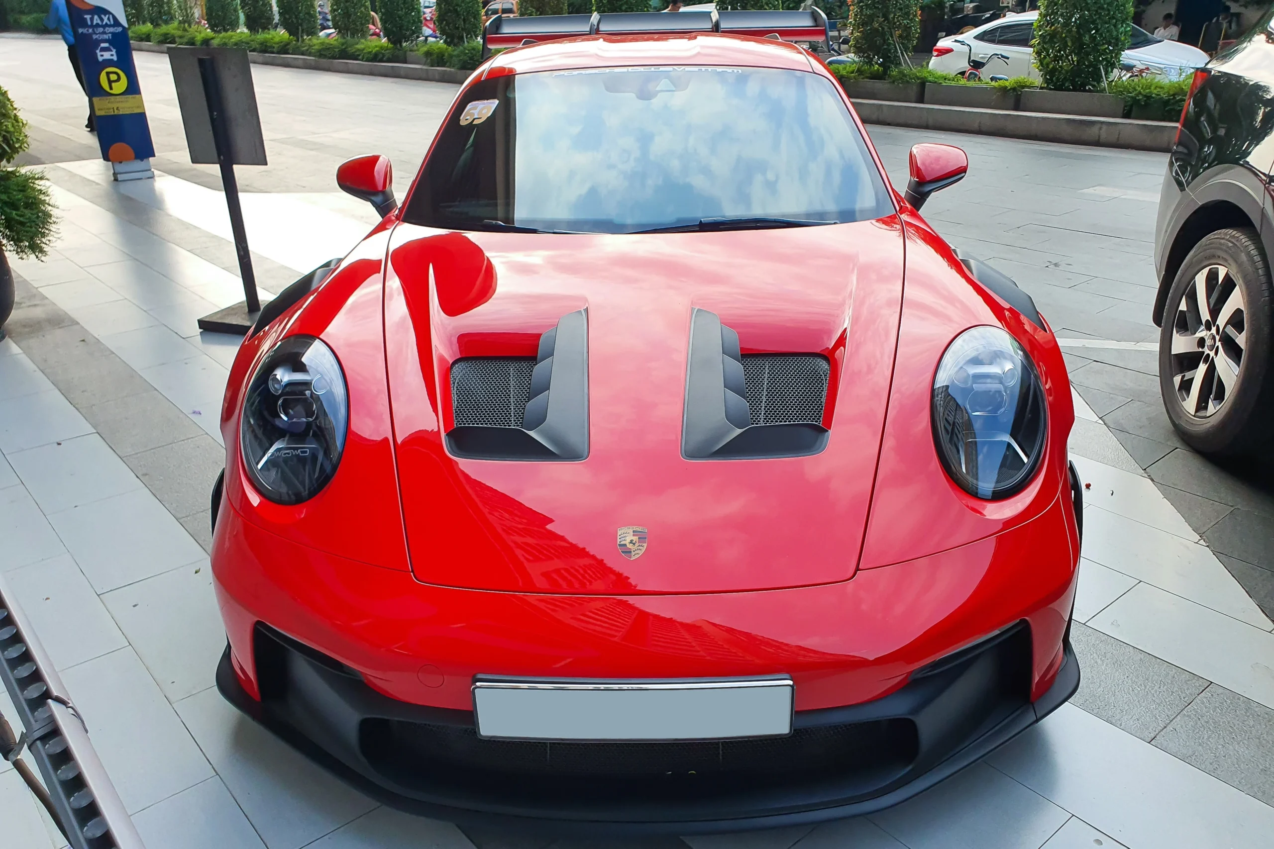 Porsche 911 GT3 RS, Vietnam supercar, luxury sports car price, high-performance Porsche, Guards Red Porsche, Porsche GT3 RS specs, Vietnamese car market 2