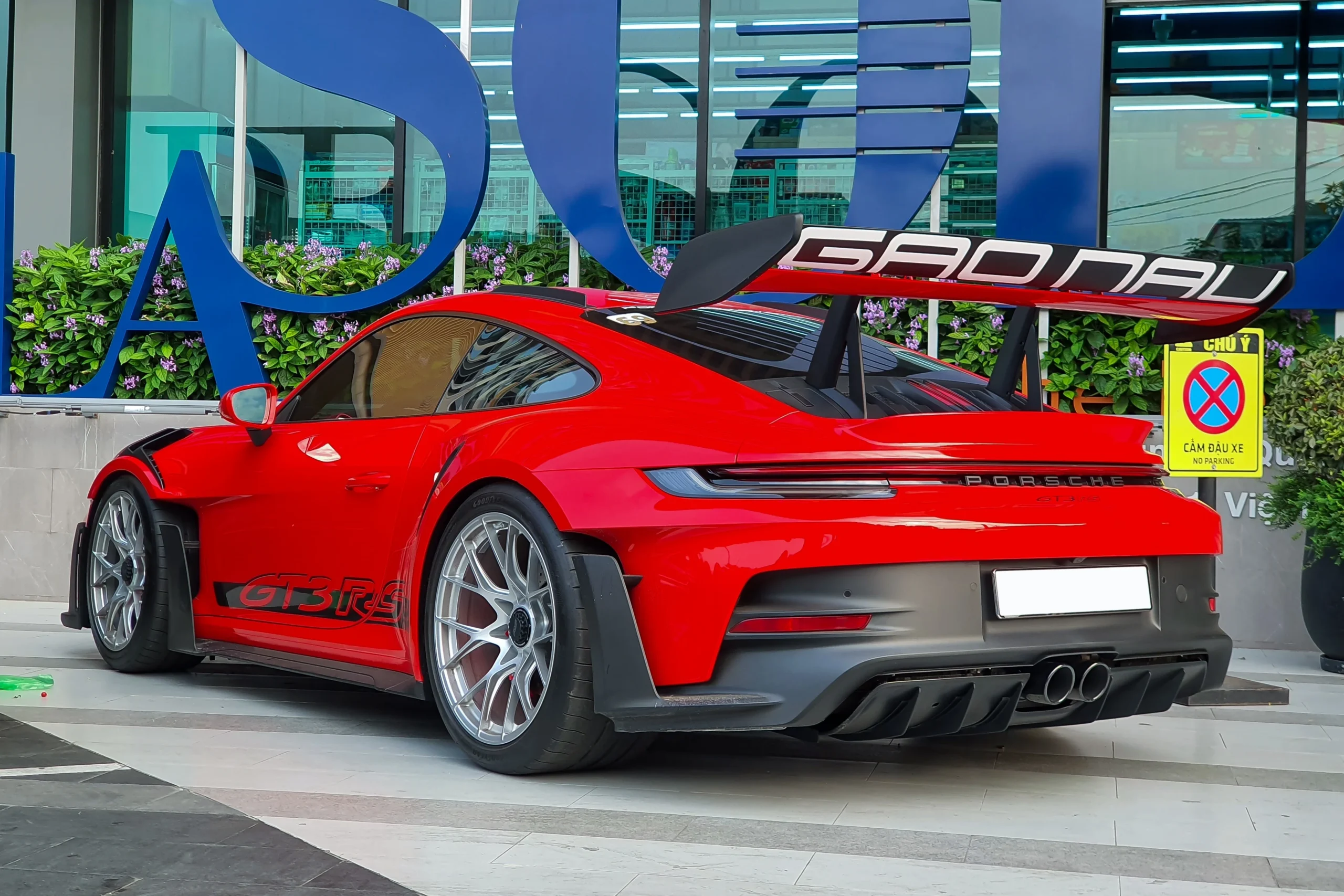 Porsche 911 GT3 RS, Vietnam sports car price, Guards Red Porsche, high-performance luxury car, Porsche GT3 RS specs, VND 17.7 billion, Porsche import Vietnam 9