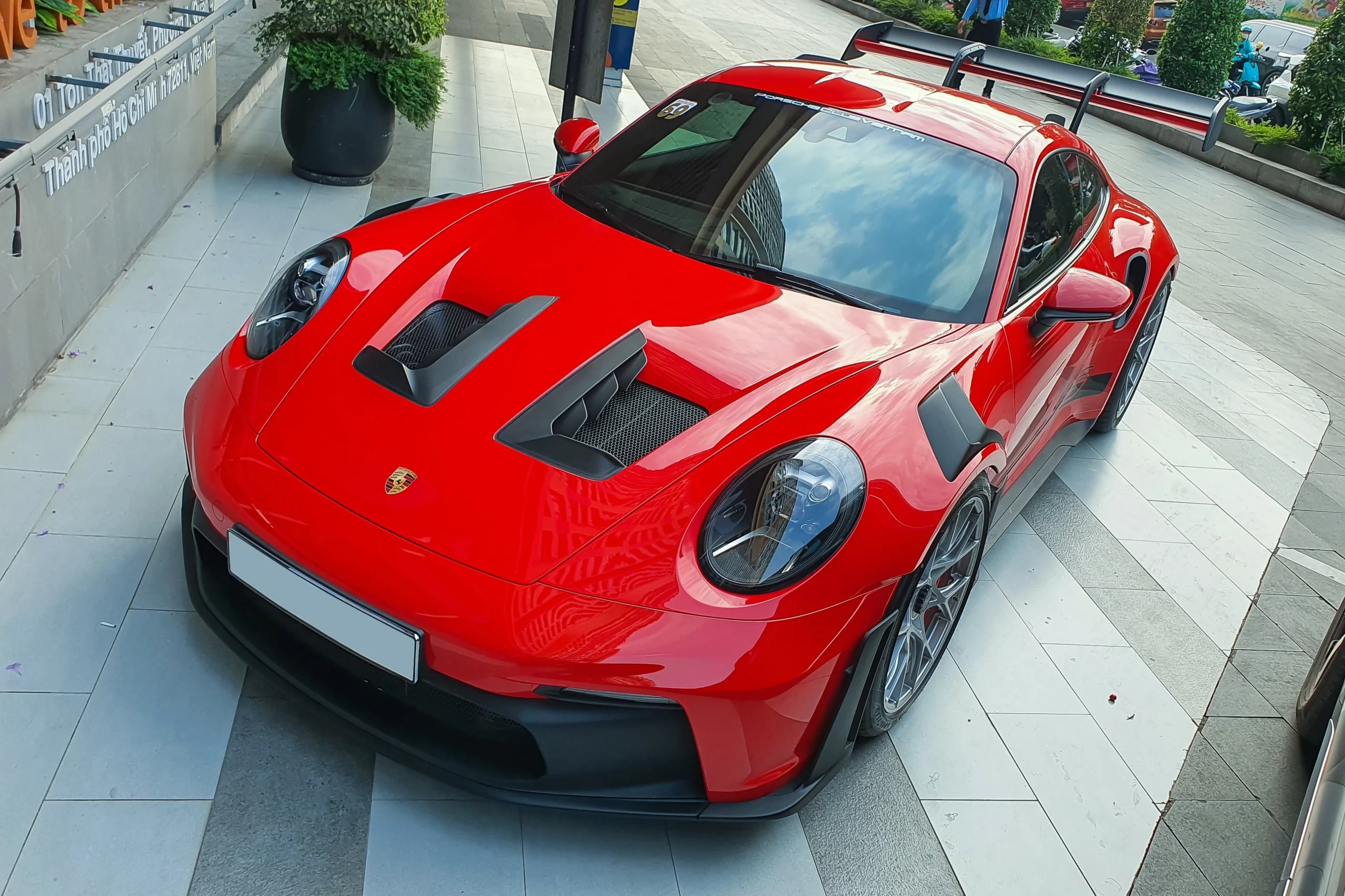 Porsche 911 GT3 RS, luxury sports car, Vietnam supercar, Porsche price Vietnam, Guards Red Porsche, high-performance car, imported supercar Vietnam 13