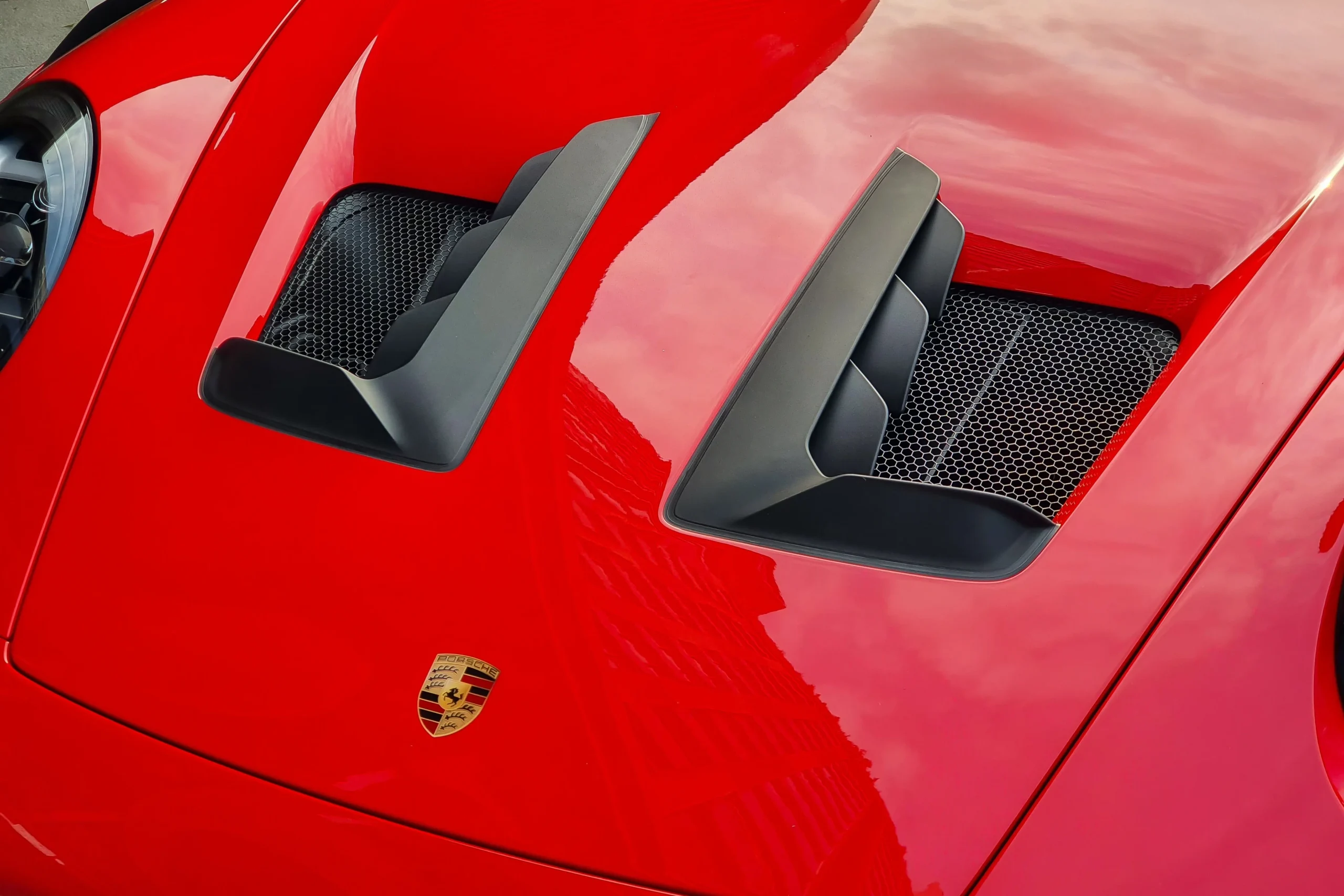 Porsche 911 GT3 RS, Vietnam supercar, Guards Red, 17.7 billion VND price, 2022 Porsche, high performance sports car, luxury car Vietnam, Porsche price Vietnam 4