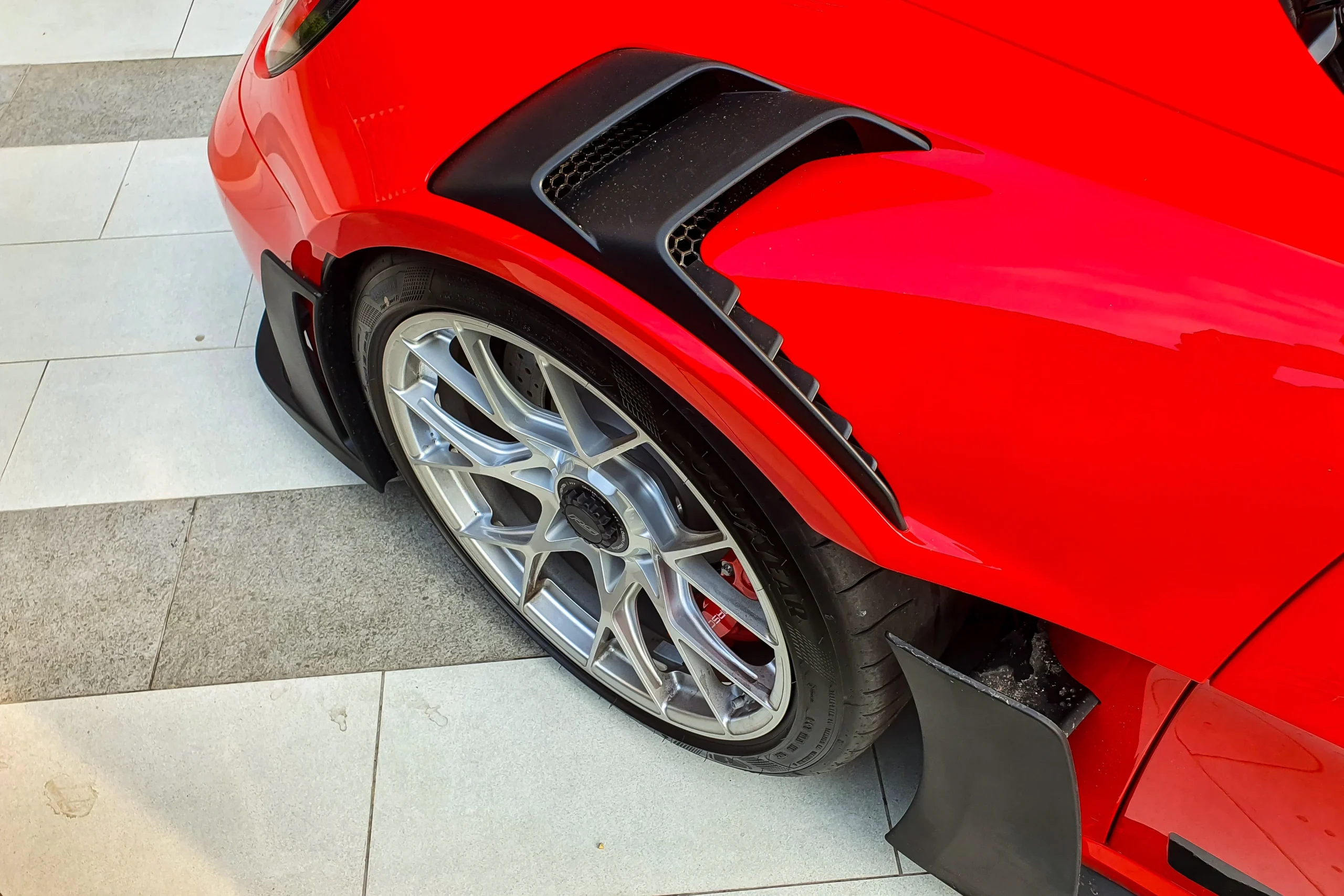 Porsche 911 GT3 RS, Porsche price Vietnam, supercar Vietnam, high‑performance sports car, luxury car market, Guards Red Porsche, 2022 Porsche GT3 RS, Vietnam supercar news 7