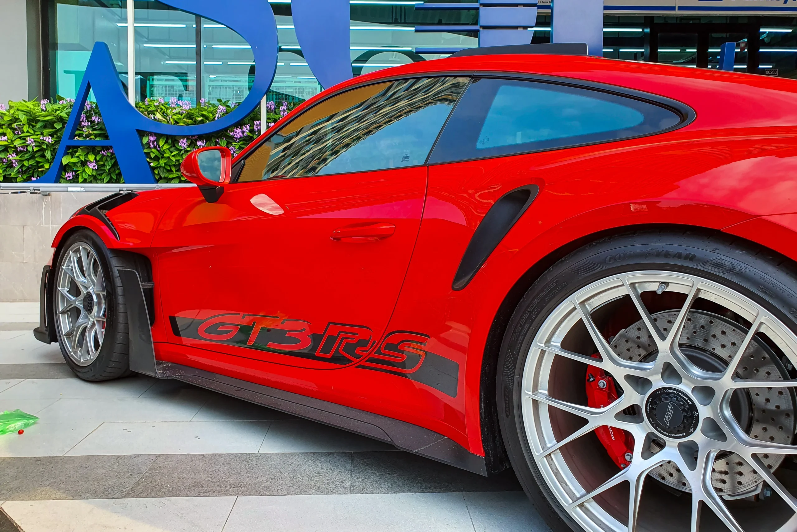 Porsche 911 GT3 RS, Vietnam supercar, luxury sports car price, Guards Red Porsche, 2022 Porsche GT3 RS specs, high‑performance car Vietnam, Porsche import Vietnam 6