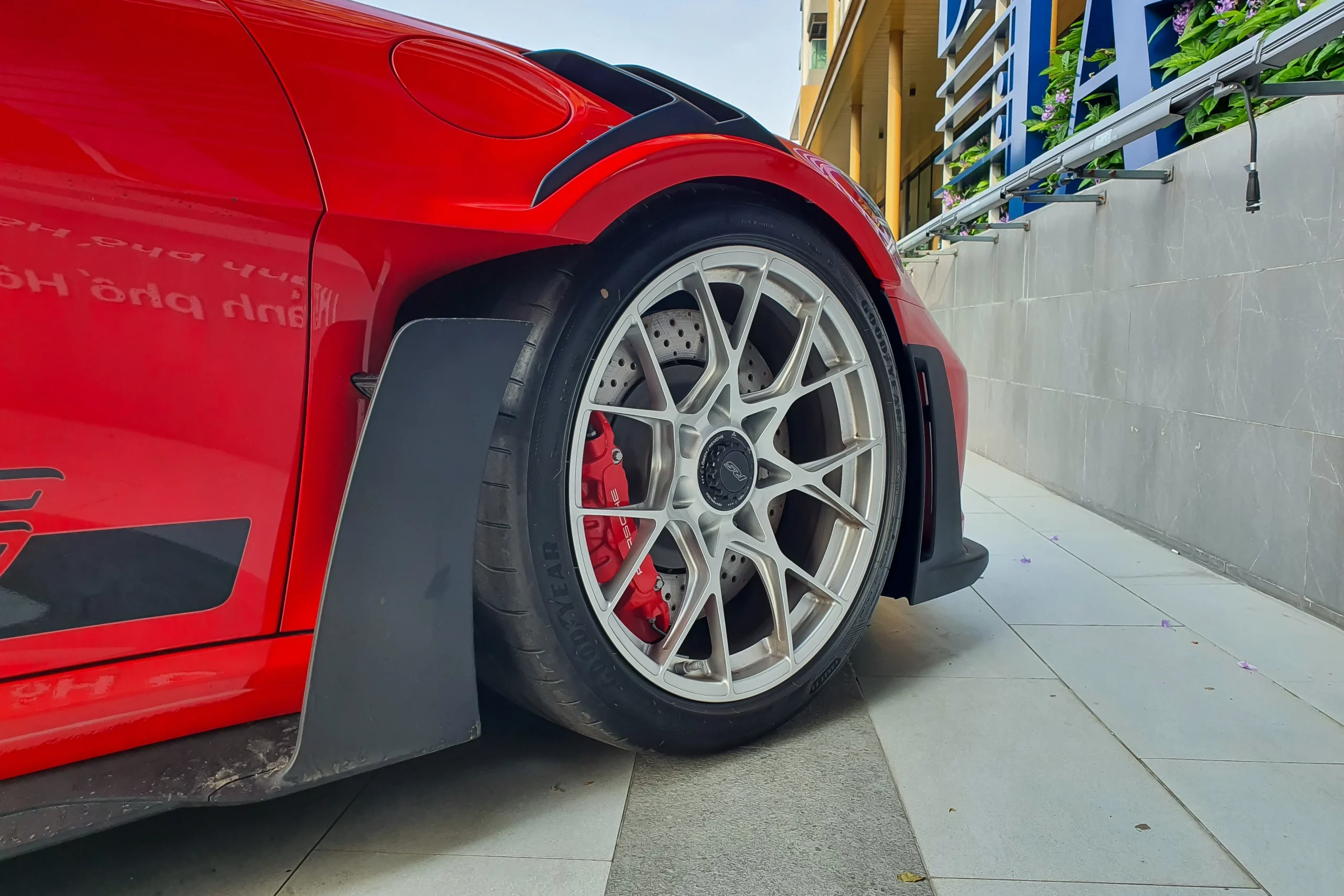 Porsche 911 GT3 RS, luxury sports car, Vietnam supercar, Porsche price Vietnam, Guards Red Porsche, high-performance car, imported supercar Vietnam 5