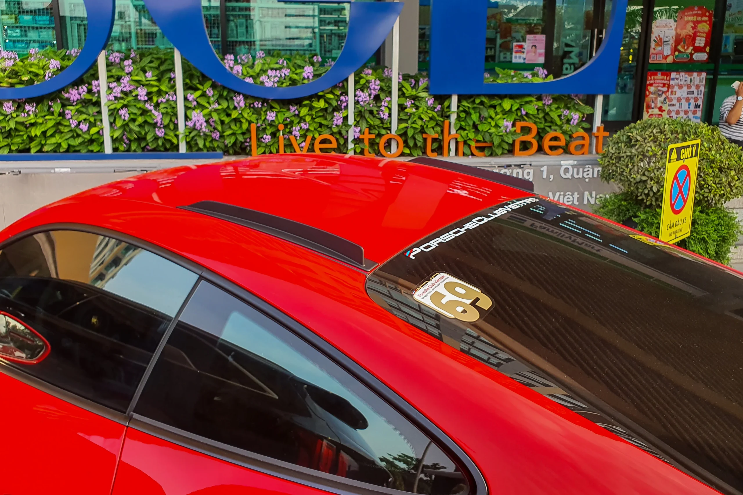 Porsche 911 GT3 RS, Vietnam supercar, Porsche price Vietnam, Guards Red Porsche, 2022 Porsche GT3 RS, high-performance sports car, luxury car market Vietnam 8