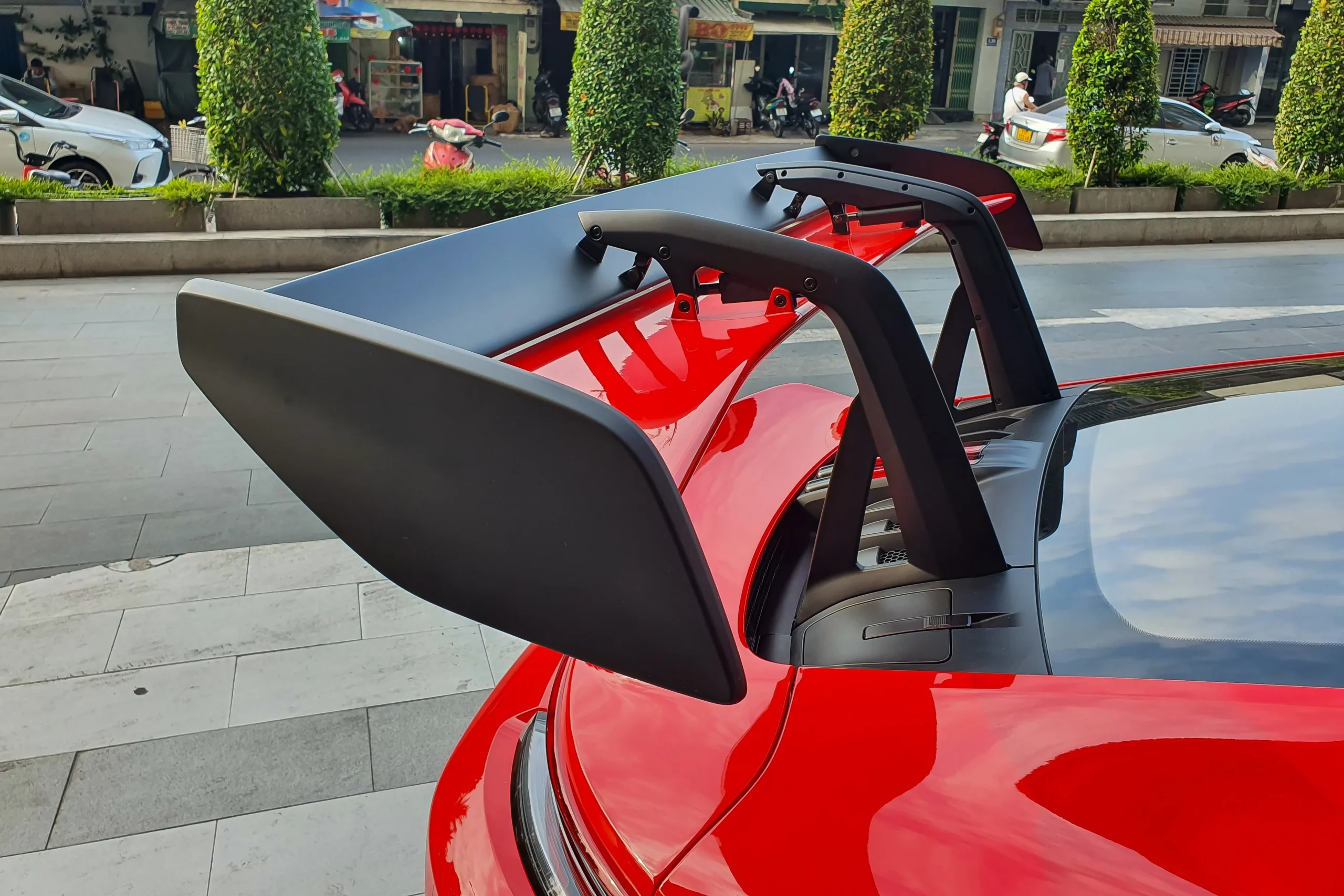 Porsche 911 GT3 RS, Vietnam supercar, luxury sports car price, high-performance Porsche, Guards Red Porsche, Porsche GT3 RS specs, Vietnamese car market 10