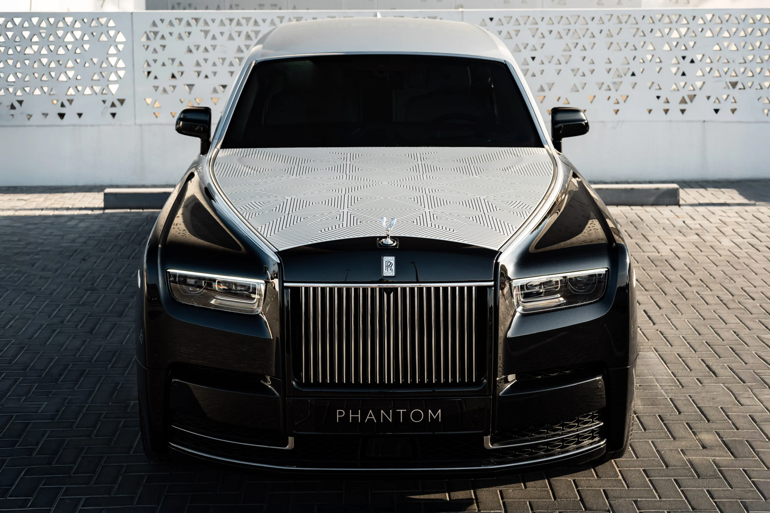 Rolls-Royce Phantom Arabesque, custom Rolls-Royce, luxury car Dubai, Mashrabiya design, limited edition supercar, V12 twin-turbo, bespoke automotive, Arabesque luxury 2