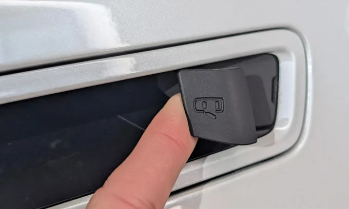 Toyota Highlander EV, electric SUV, power-free door handle, manual door latch, Toyota EV production USA, battery electric vehicle, Lexus door handle design 2