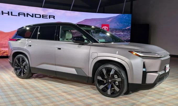 Toyota Highlander EV, electric SUV, power-free door handle, manual door latch, Toyota EV production USA, battery electric vehicle, Lexus door handle design 3