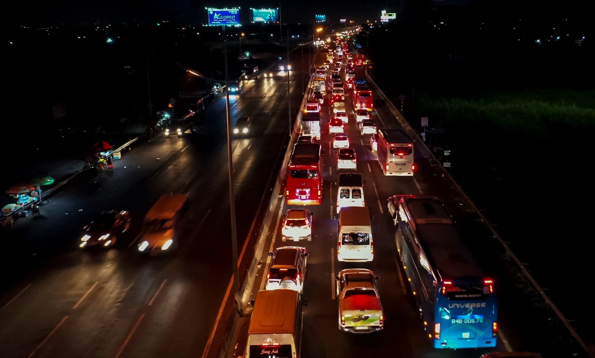 Tet travel, post-Tet driving, Vietnam traffic tips, Hanoi highway, Saigon traffic, EV charging Vietnam, toll payment ETC, road safety Vietnam 2