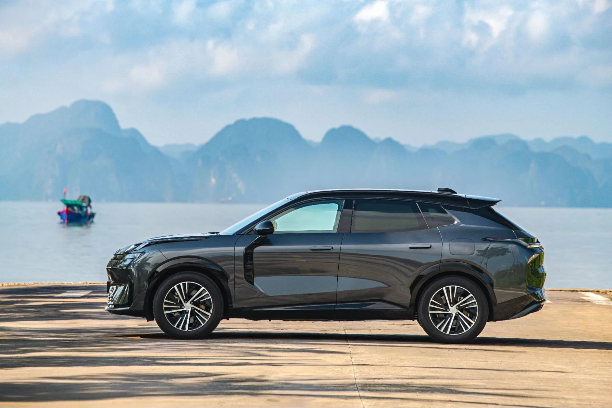 Lynk & Co, car promotion Vietnam, registration fee waiver, free maintenance, SUV offer, PHEV discount, Tet car sales, automotive incentives 4