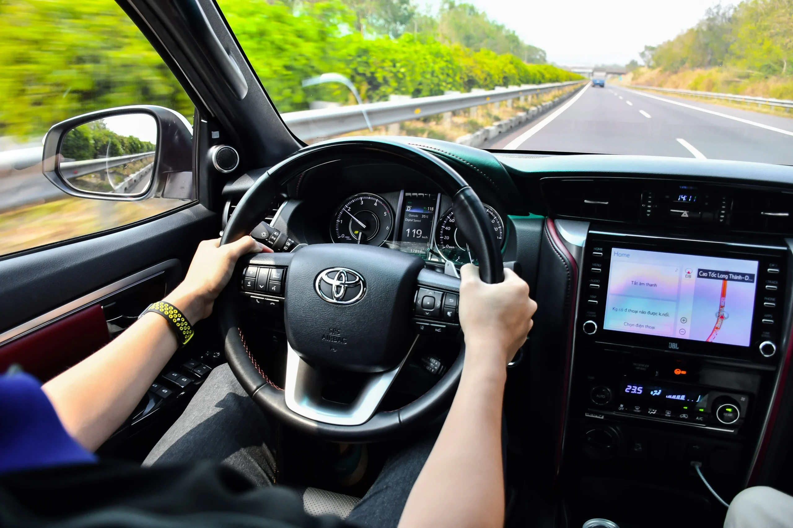 Tet road trip safety, mountain pass driving, vehicle maintenance before holidays, electric car charging map, holiday travel checklist, winter driving tips, road trip preparation 5