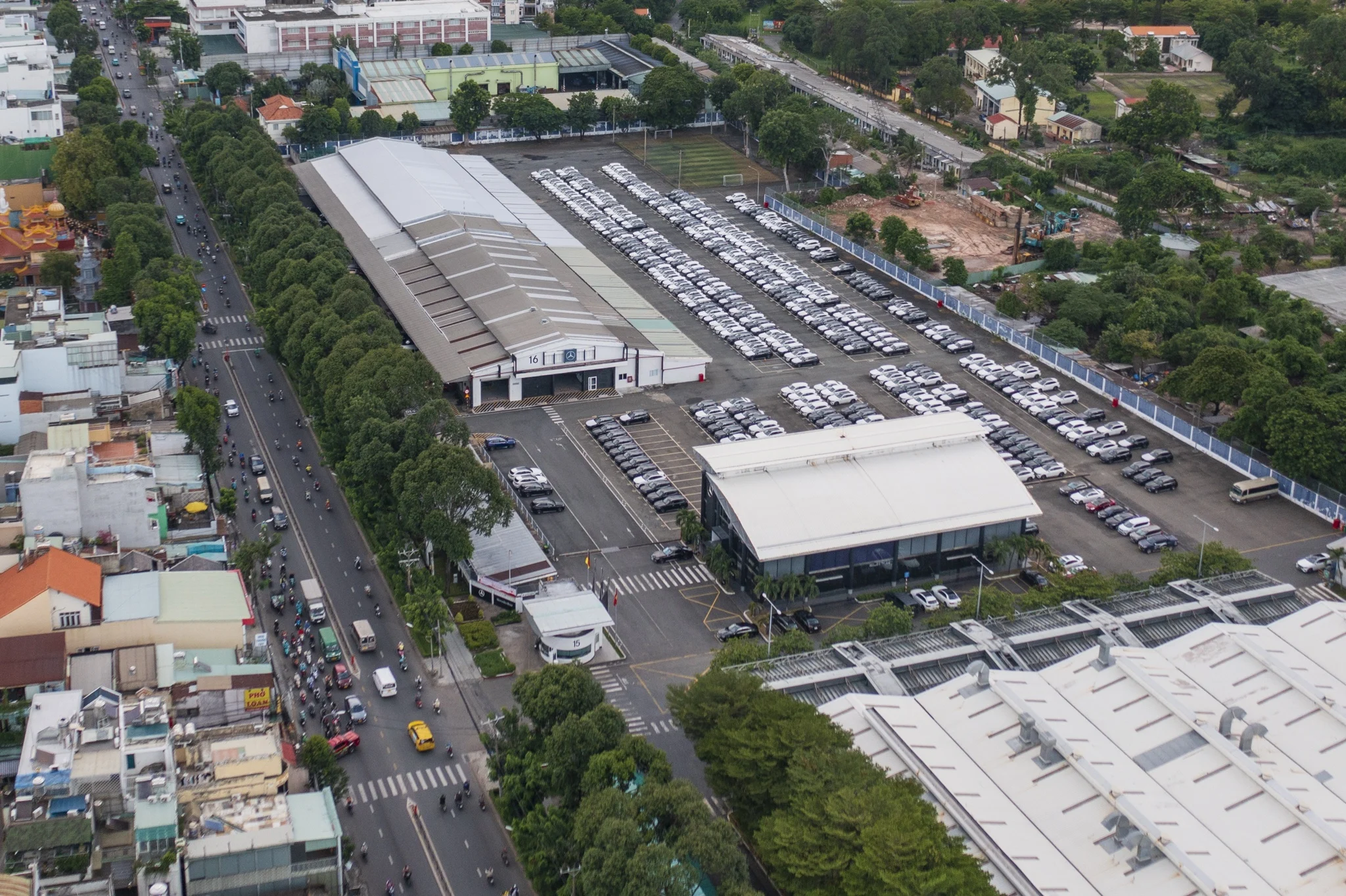 Vietnam car market, Thaco domestic car, Vietnamese automotive industry, local car brand, car tariffs Vietnam, EV market Vietnam, automotive competition 3