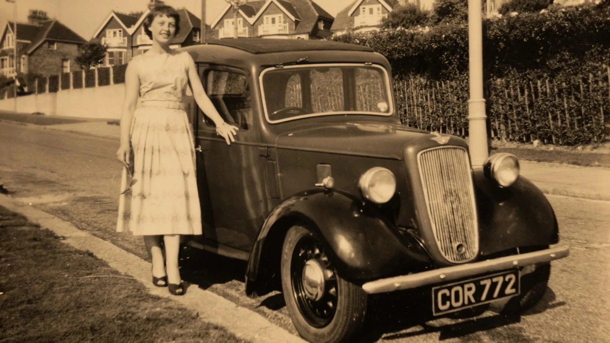 Porsche Macan, senior drivers, 70th wedding anniversary, luxury SUV, late-life adventure, couple milestone, Porsche celebration, elderly car enthusiasts 3