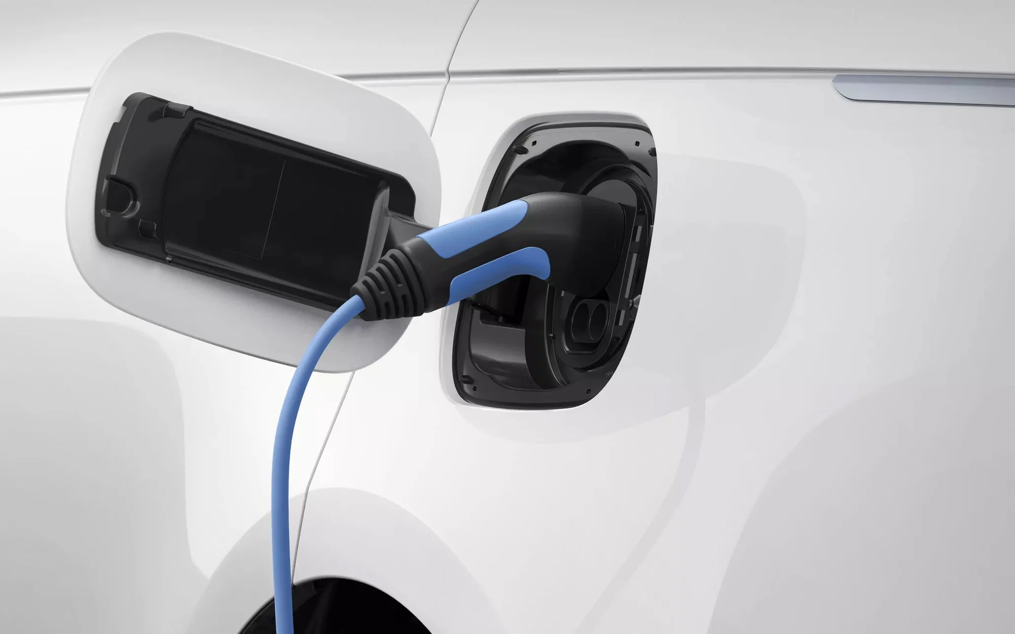 plug-in hybrid, PHEV fuel consumption, WLTP discrepancy, electric vehicle charging habits, hybrid car emissions, Fraunhofer study, fuel efficiency 3