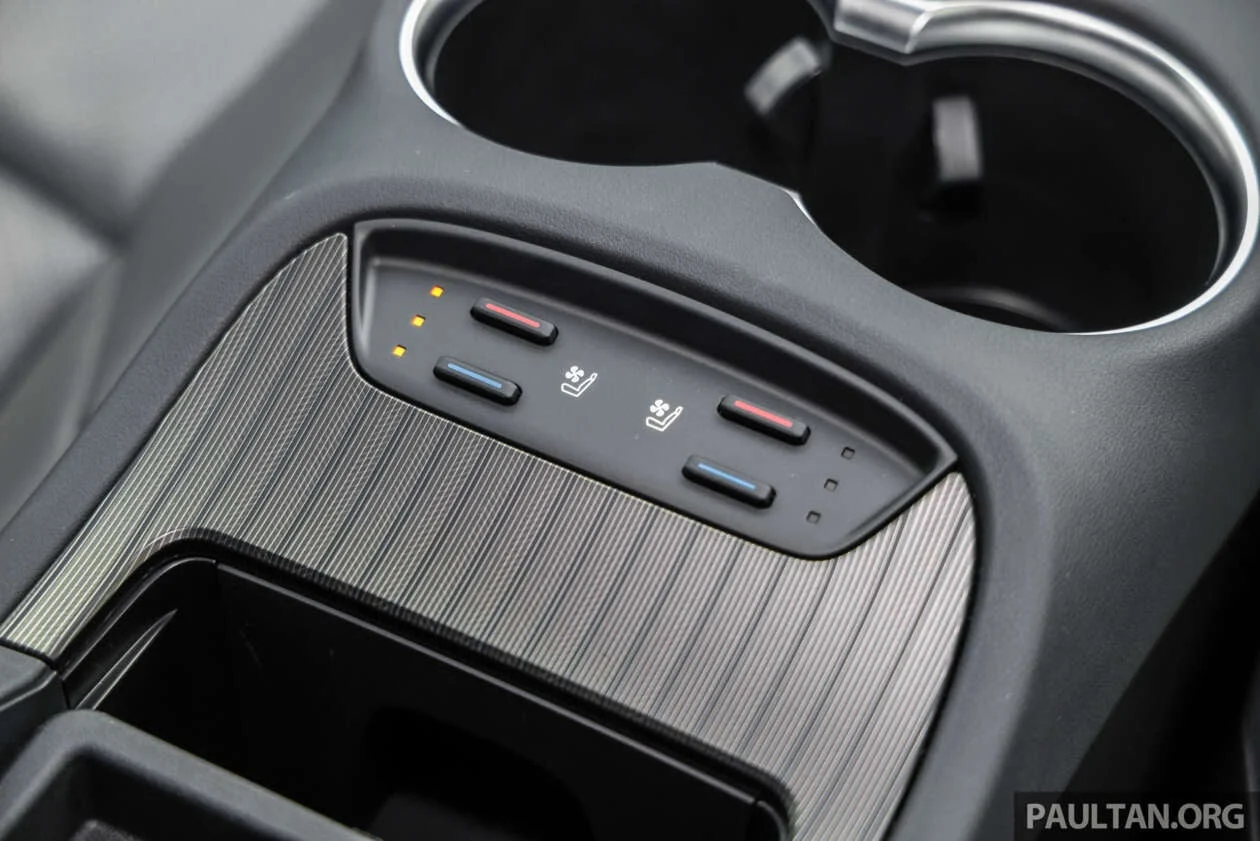 Toyota Venza, Toyota Venza hybrid, Malaysia car launch, ADAS, premium SUV, 2.5L hybrid, car price Vietnam, infotainment screen controversy 13